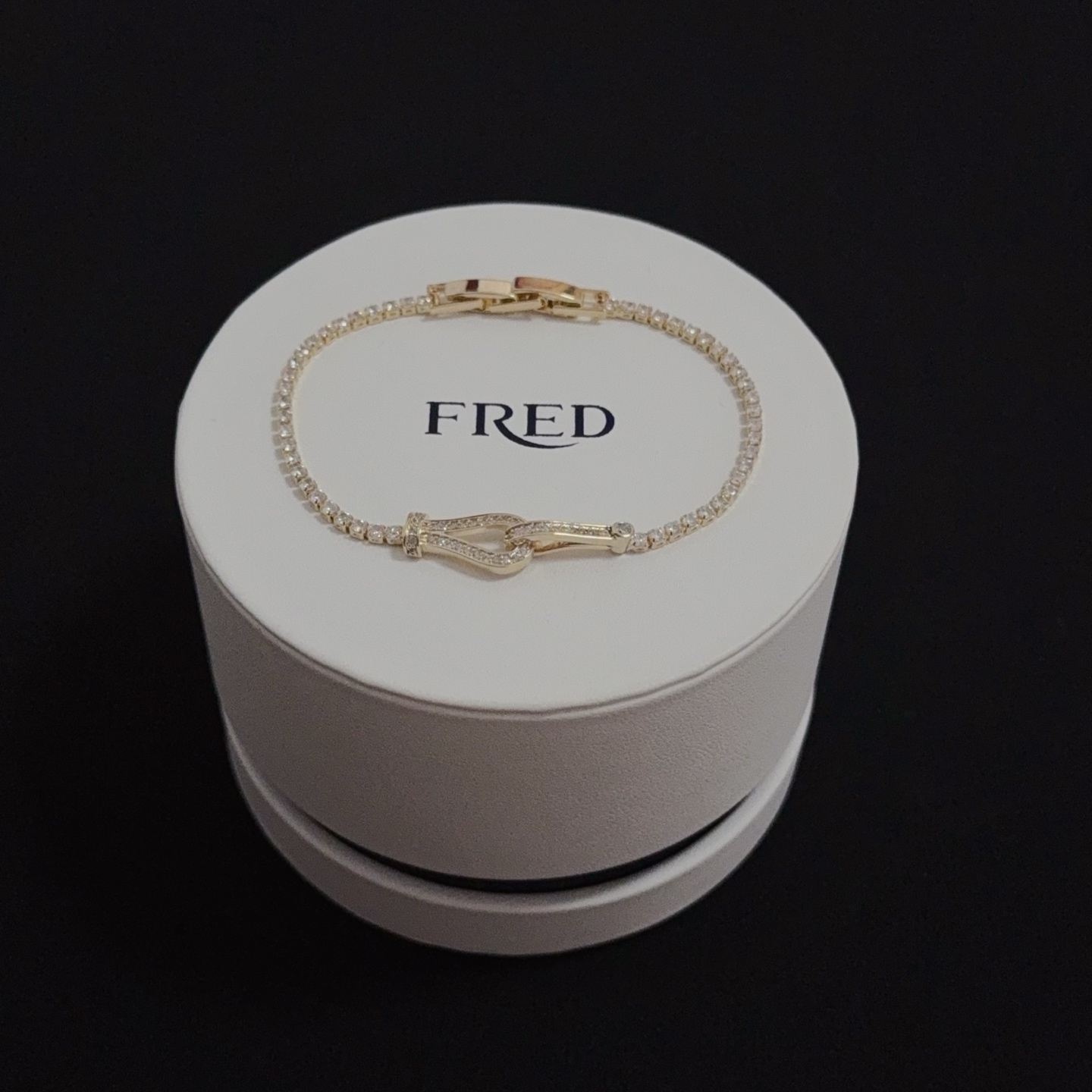 NO:380014,Popular Ferederik diamond-inlaid horseshoe buckle bracelet, classic and versatile, internet celebrity expert, a must-have item for fashion, fashionable and exquisite, 11 pairs of customized versions, thickened electroplating 18k technology, different from the ordinary version on the market, the effect of getting used is very versatile!  !  , jewelry quality, bracelet19860909火爆 费雷德满钻镶钻马蹄扣手链,经典百搭,网红达人 时尚一族备必单品,时尚精致,11对版定制,加厚电镀18k工艺,区别市面上普通版本上手效果非常百搭！！,饰品精品,bracelet,Jewelry