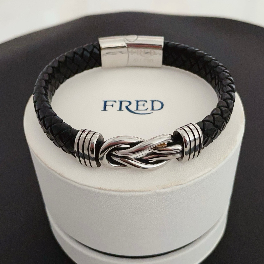 NO:380020,Fered # Black leather rope bracelet bracelet classic horseshoe buckle logo is made of genuine leather hand-woven and metal locks, which is more textured and shows fashion taste. It can be held whether you are in daily commuting and casual or business formal wear!  Logo engraving!  Magnetic buckle design makes wearing more convenient!  , jewelry quality19860909费雷德# 黑色皮绳手绳手环 经典马蹄扣标志 采用真皮手工编织和金属锁扣的搭配,更有质感,彰显时尚品味,无论日常通勤休闲或商务正装都可以hold得住！logo刻印！ 磁扣设计,让佩戴更方便！,饰品精品,Jewelry