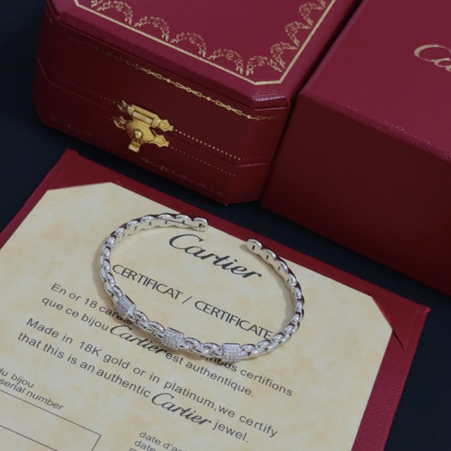 Elegante Brazalete Cartier con Diamantes en Oro V para un Toque de Lujo 7 i1752843343628 9379 0 5