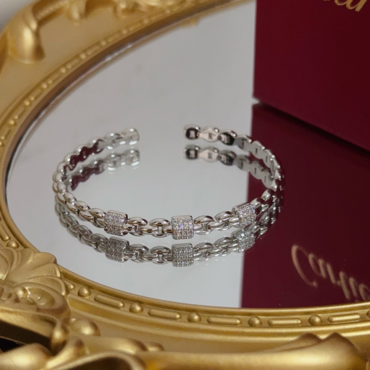 Elegante Brazalete Cartier con Diamantes en Oro V para un Toque de Lujo 10 i1752843343637 8620 0 8