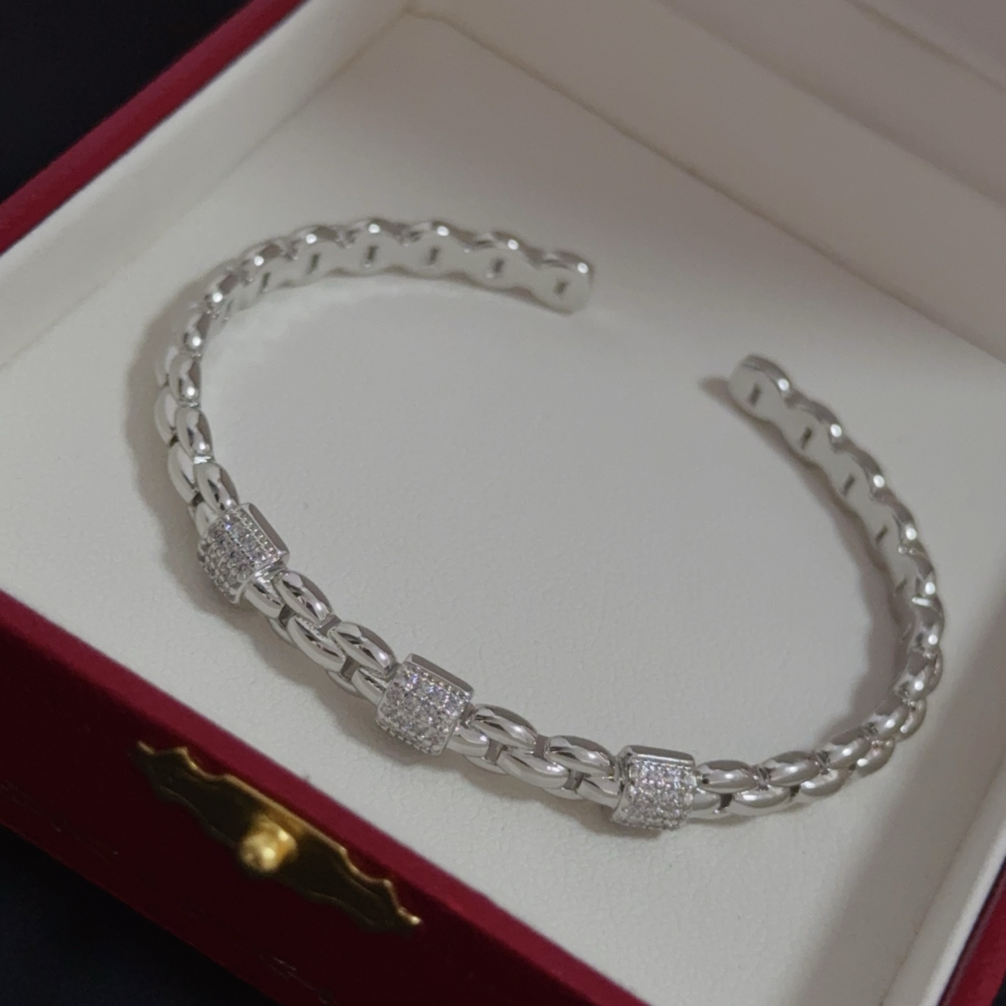 Elegante Brazalete Cartier con Diamantes en Oro V para un Toque de Lujo 6 i1752843343664 2698 0 3