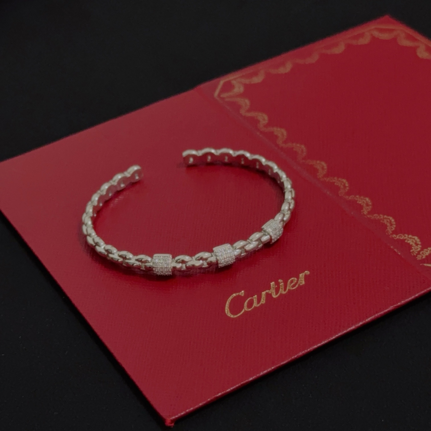 Elegante Brazalete Cartier con Diamantes en Oro V para un Toque de Lujo 8 i1752843344615 6082 0 6