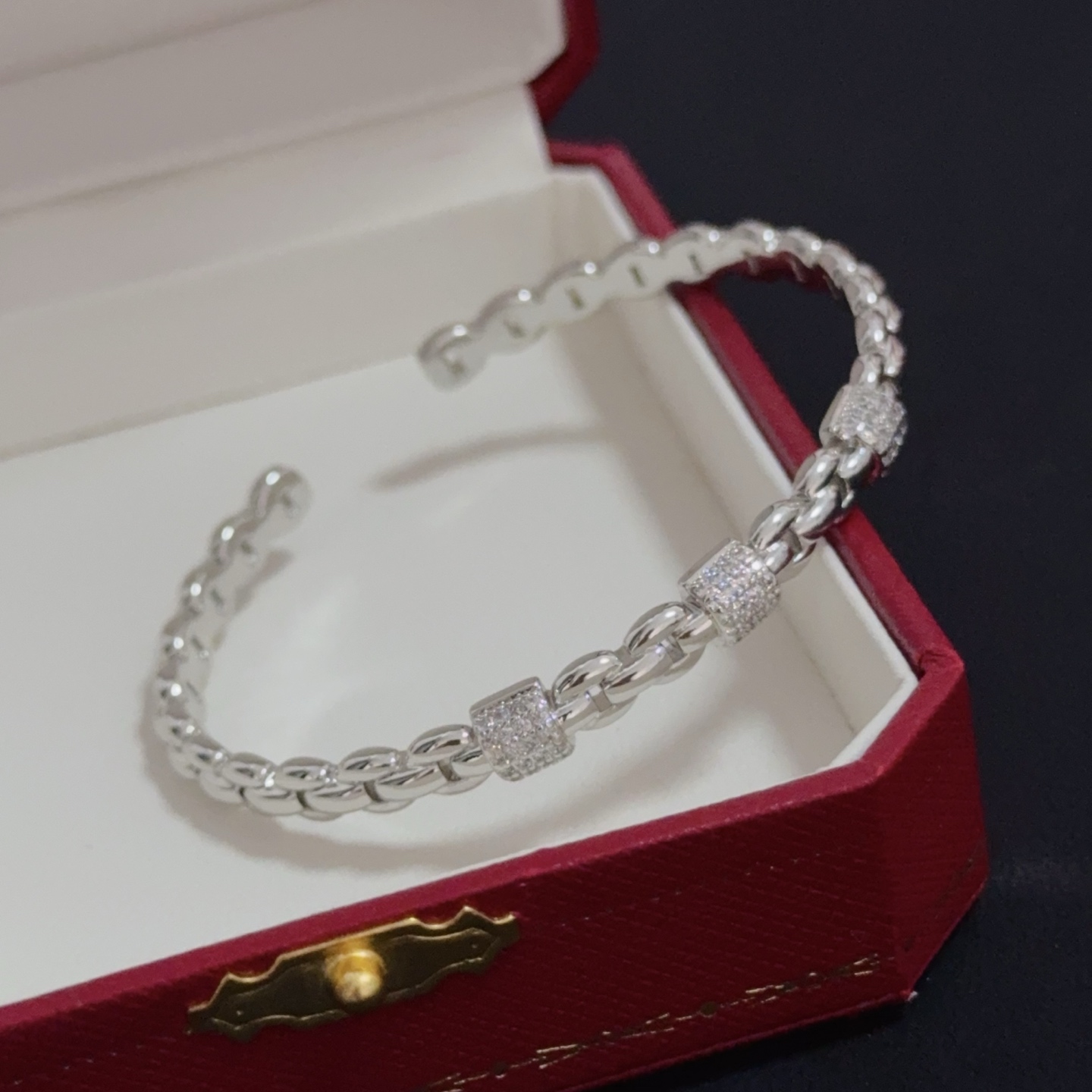 Elegante Brazalete Cartier con Diamantes en Oro V para un Toque de Lujo 4 i1752843344638 5261 0 2