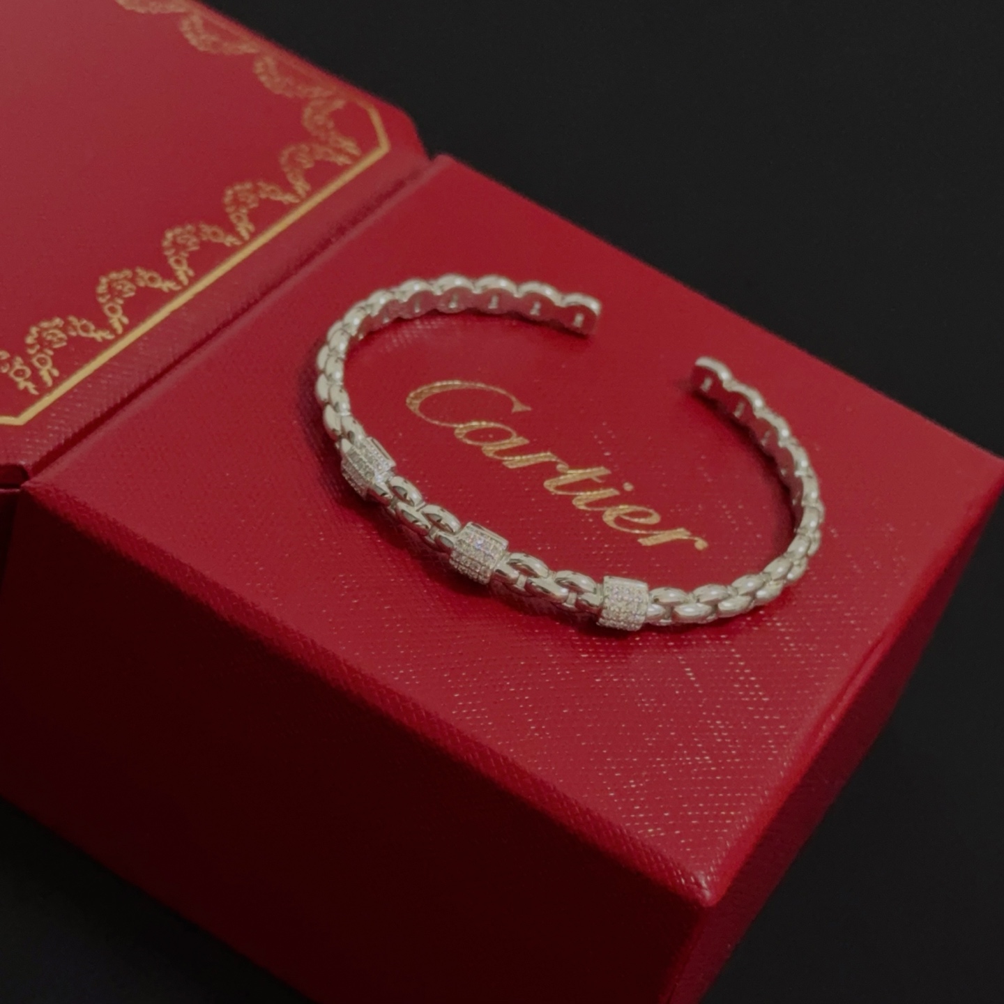 Elegante Brazalete Cartier con Diamantes en Oro V para un Toque de Lujo 5 i1752843344645 4773 0 4