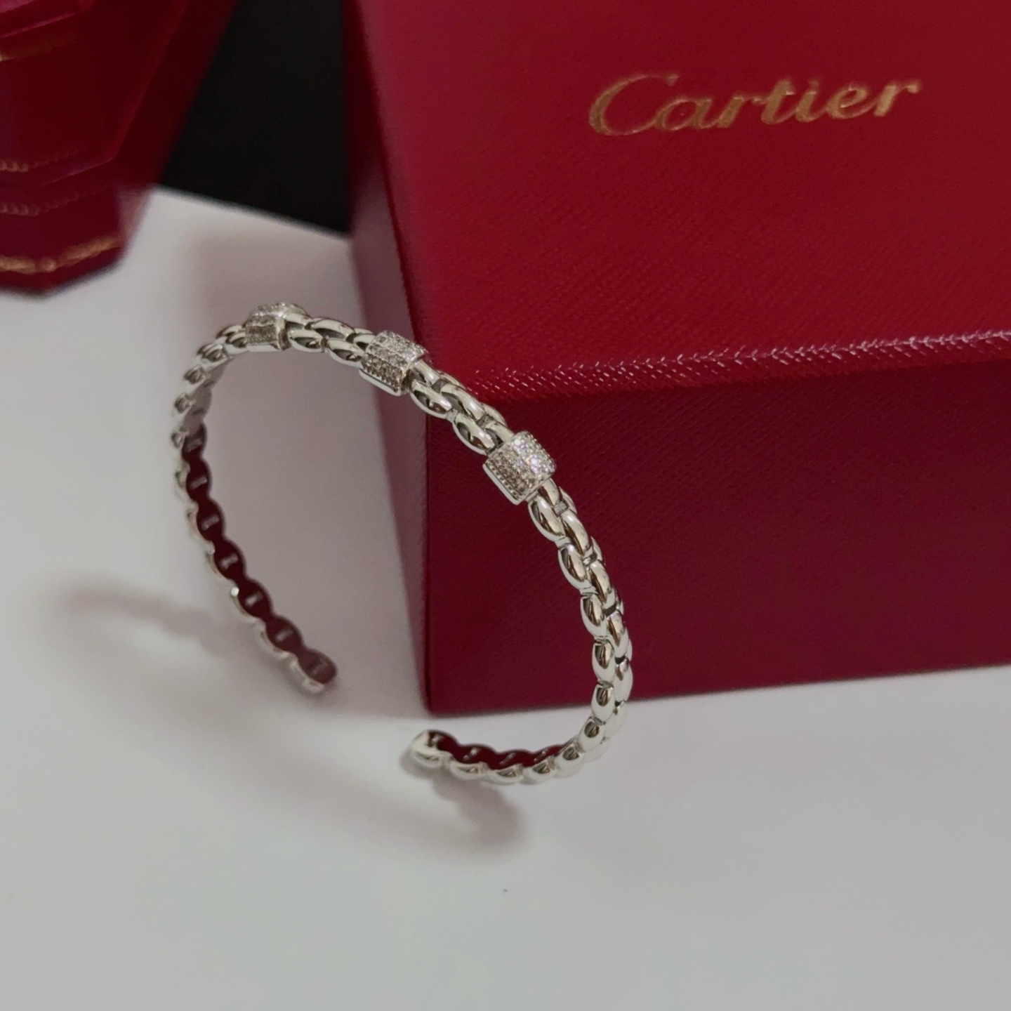 Elegante Brazalete Cartier con Diamantes en Oro V para un Toque de Lujo 9 i1752843344654 5812 0 7