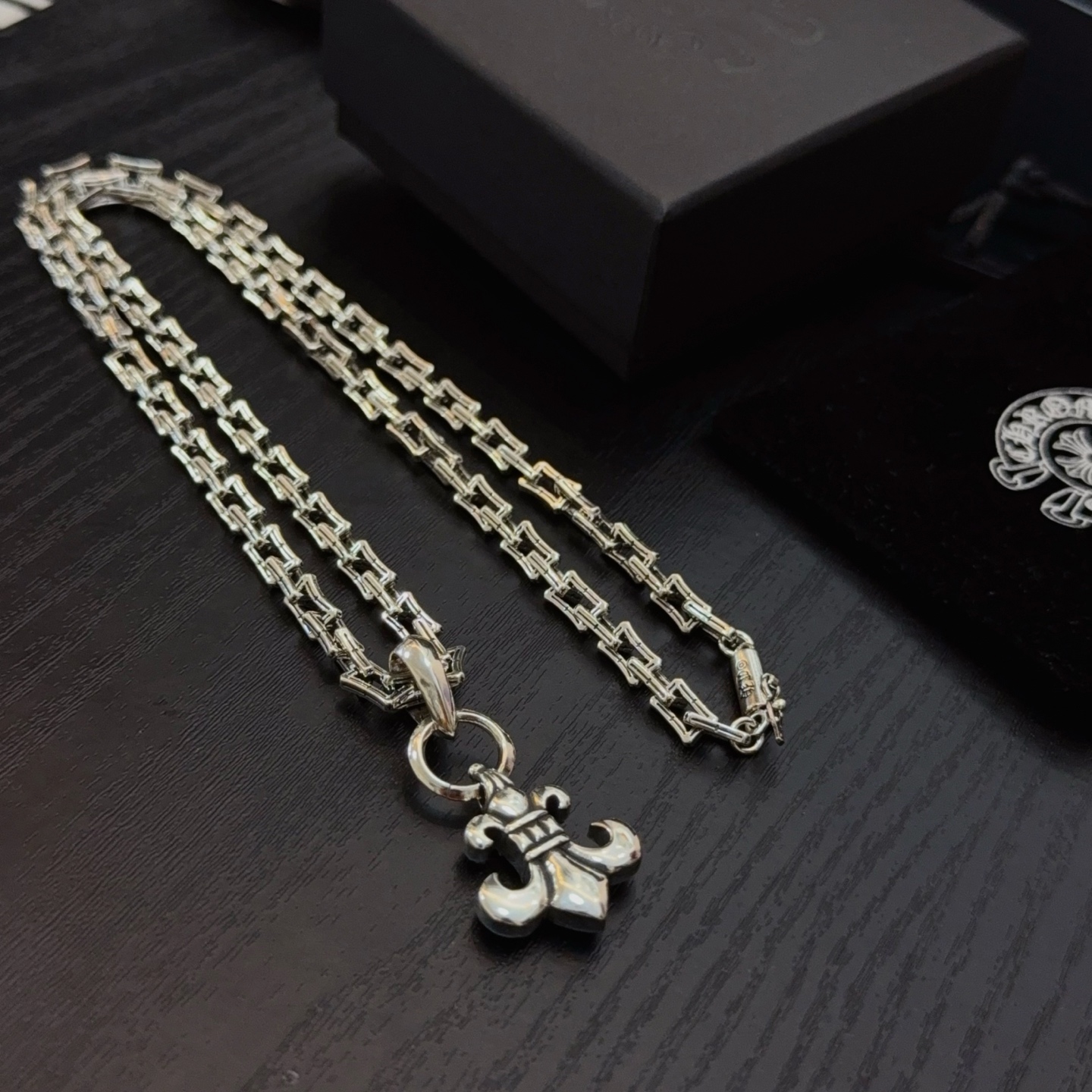   新款【专柜品质】Chrome Hearts克罗心经典复古项链，满钻童军花吊坠 凹凸造型不同的花纹设计