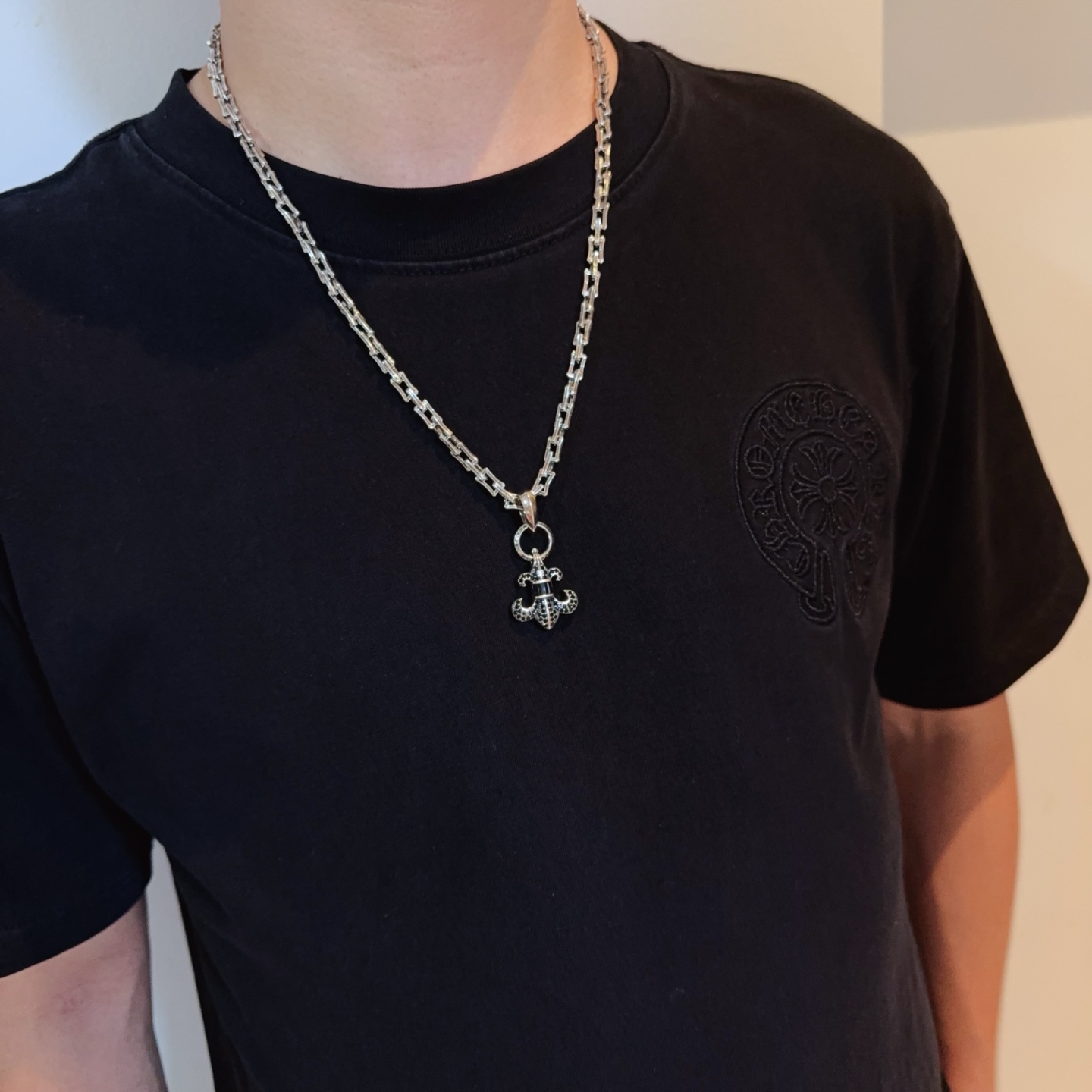   新款【专柜品质】Chrome Hearts克罗心经典复古项链，满钻童军花吊坠 凹凸造型不同的花纹设计