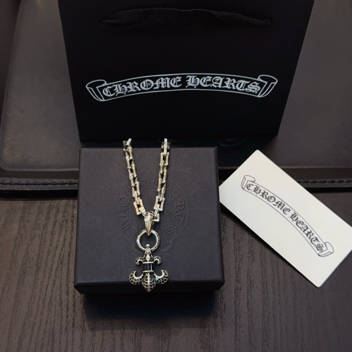   新款【专柜品质】Chrome Hearts克罗心经典复古项链，满钻童军花吊坠 凹凸造型不同的花纹设计