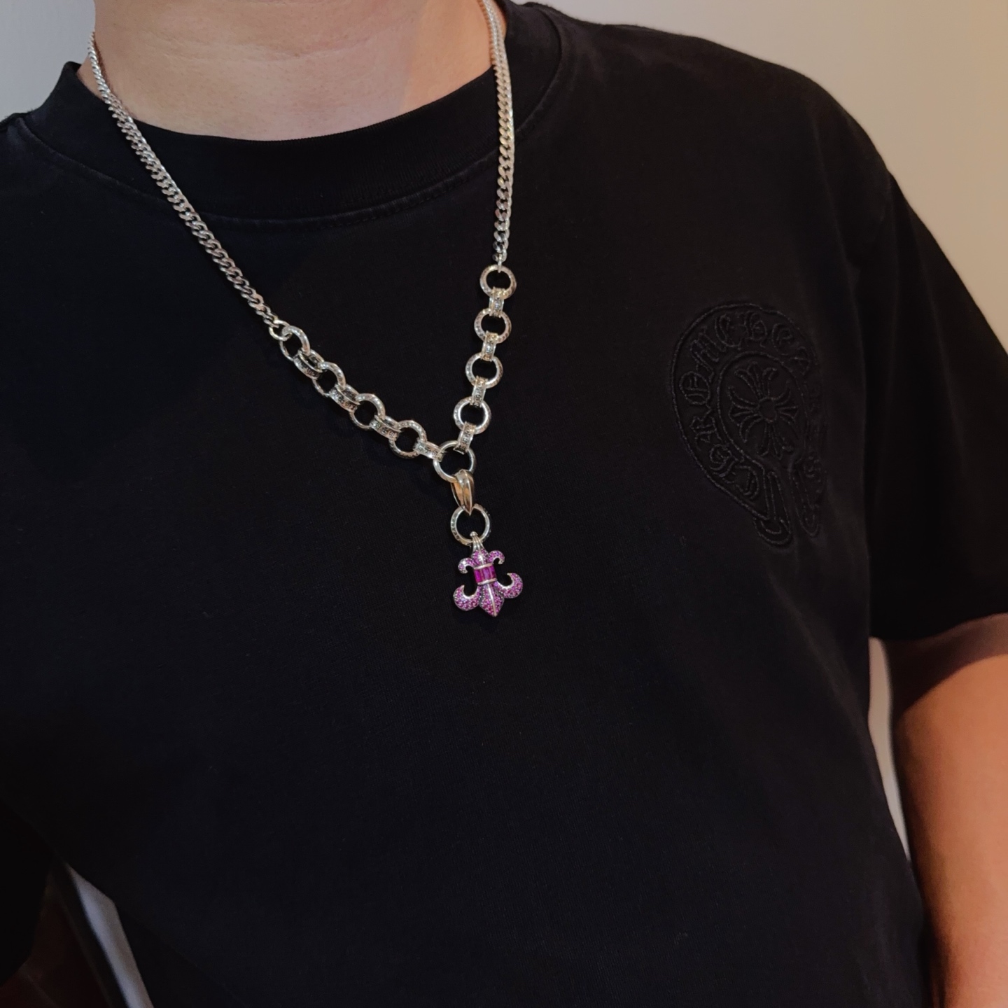  新款【专柜品质】Chrome Hearts克罗心经典复古项链，粉钻童军花吊坠 凹凸造型不同的花纹设计风