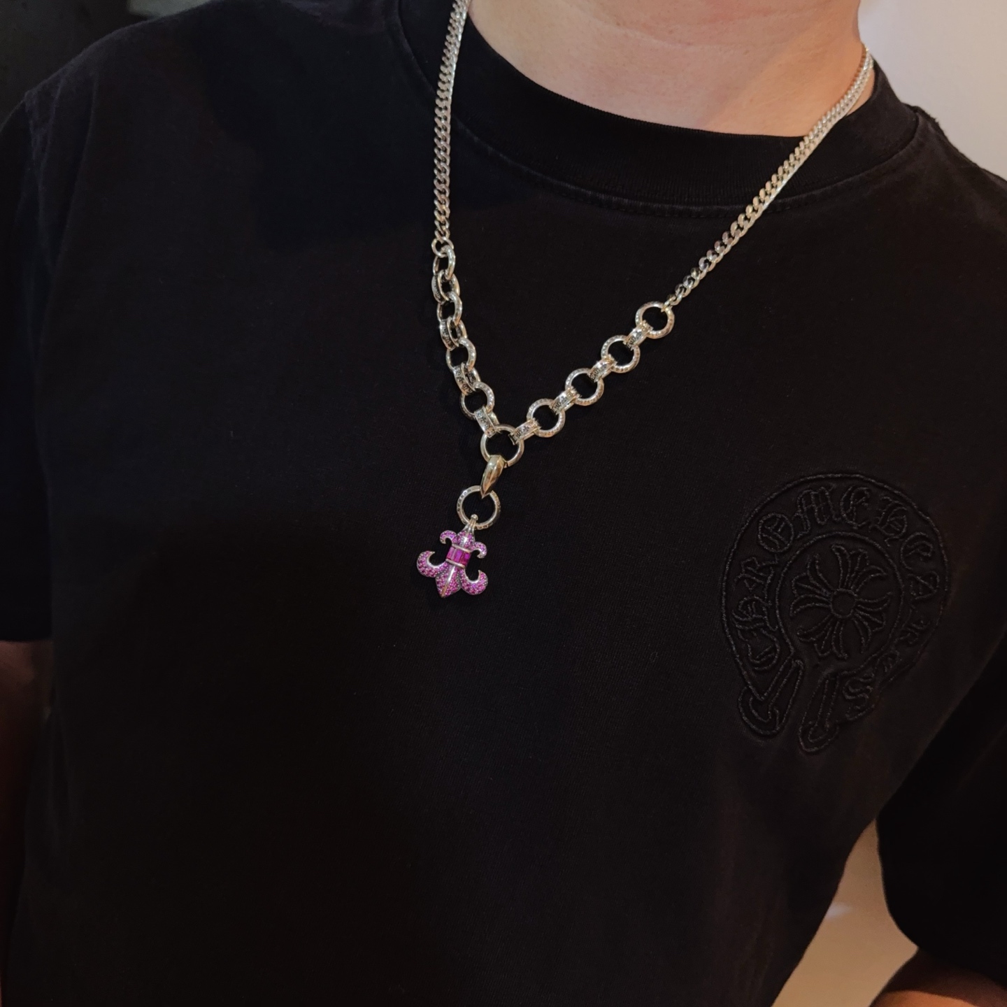  新款【专柜品质】Chrome Hearts克罗心经典复古项链，粉钻童军花吊坠 凹凸造型不同的花纹设计风