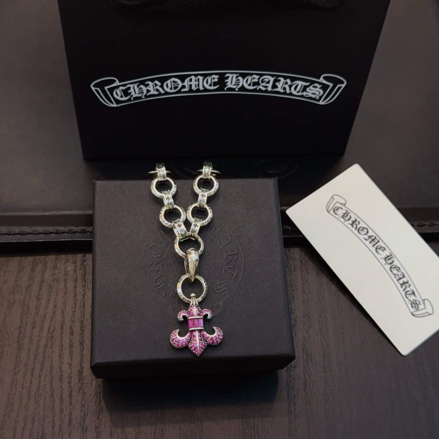  新款【专柜品质】Chrome Hearts克罗心经典复古项链，粉钻童军花吊坠 凹凸造型不同的花纹设计风