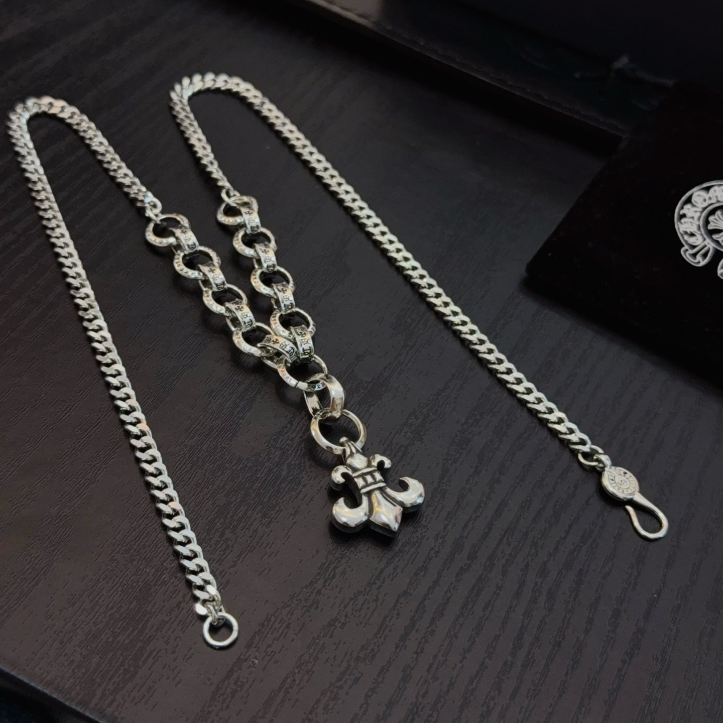  新款【专柜品质】Chrome Hearts克罗心经典复古项链，粉钻童军花吊坠 凹凸造型不同的花纹设计风