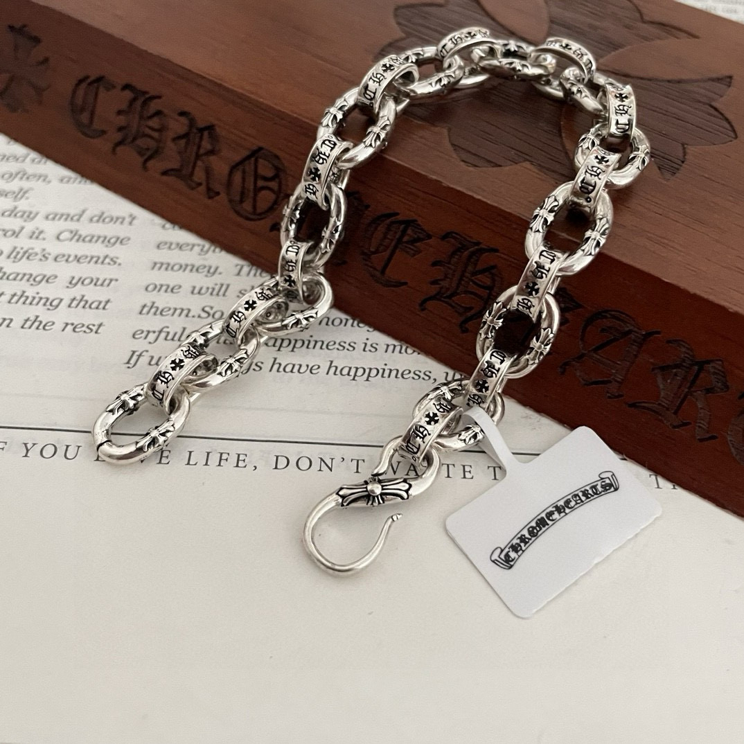  新款【专柜品质】Chrome Hearts克罗心 十字架字母手链 凹凸造型不同的花纹设计风格呈现出与众