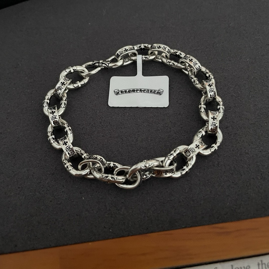  新款【专柜品质】Chrome Hearts克罗心 十字架字母手链 凹凸造型不同的花纹设计风格呈现出与众