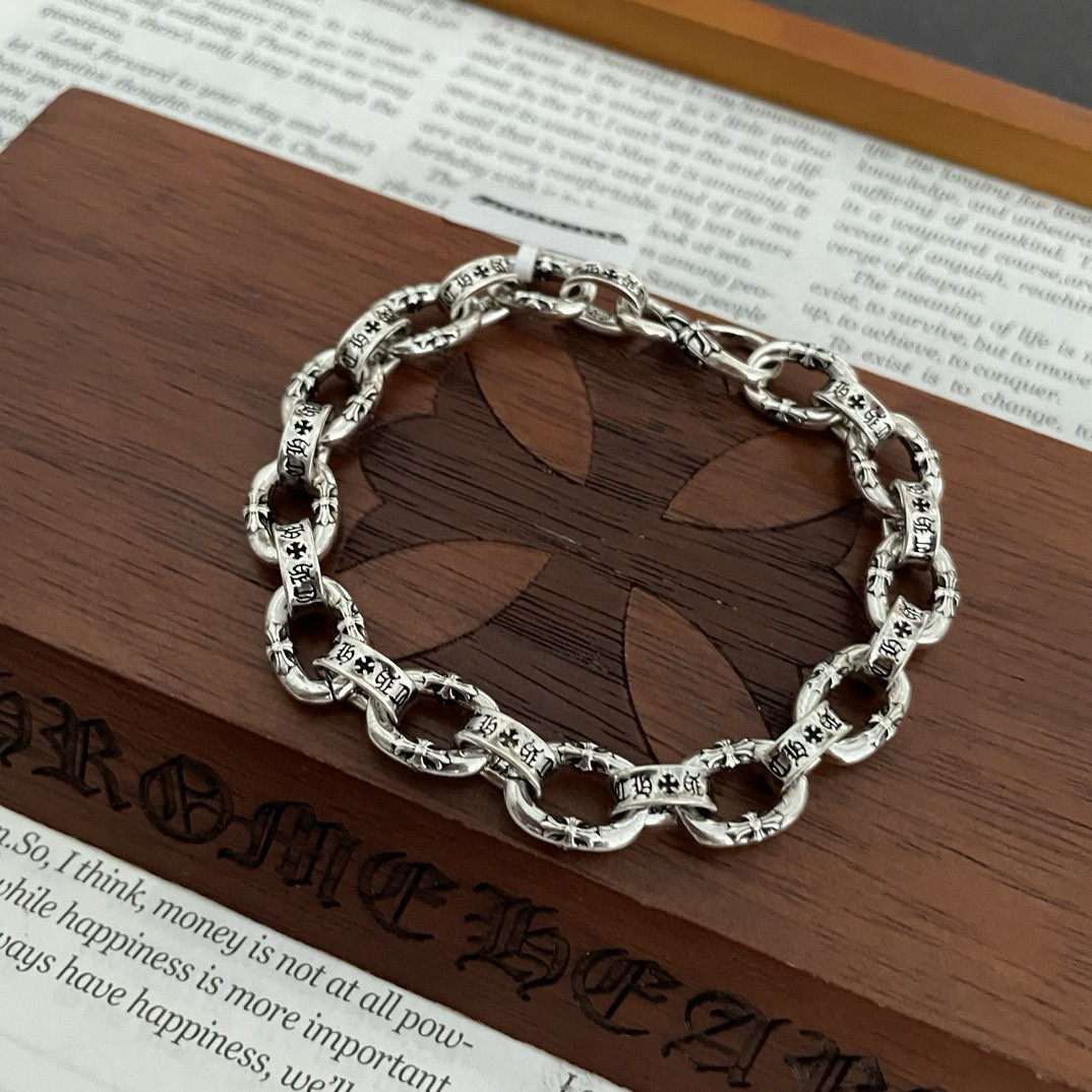  新款【专柜品质】Chrome Hearts克罗心 十字架字母手链 凹凸造型不同的花纹设计风格呈现出与众