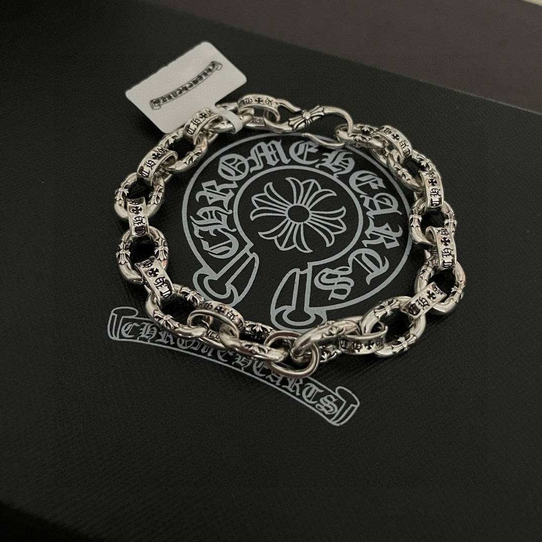  新款【专柜品质】Chrome Hearts克罗心 十字架字母手链 凹凸造型不同的花纹设计风格呈现出与众