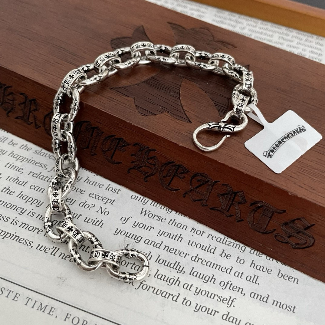  新款【专柜品质】Chrome Hearts克罗心 十字架字母手链 凹凸造型不同的花纹设计风格呈现出与众