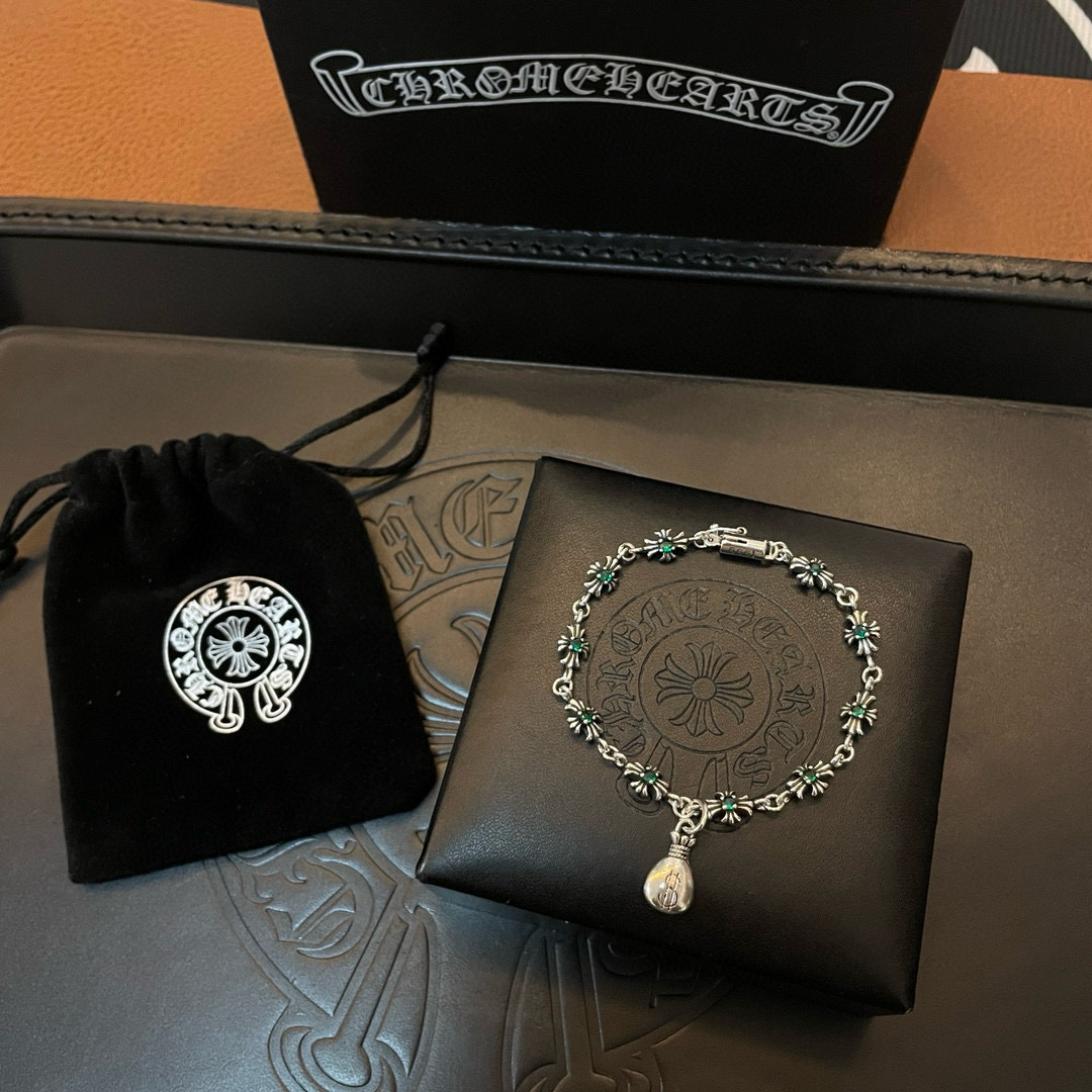 新款【专柜品质】Chrome Hearts克罗心 经典复古十字架镶钻手链 钱袋吊坠 凹凸造型不同的花纹设