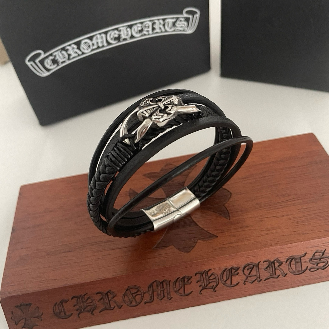 NO:380489,New [Counter Quality] Chrome Hearts Croxin classic retro Scout flower leather rope bracelet bracelet with different concave and convex shapes presents unique styles Cross Scout flower is Croxin's logo, so it lasts for a long time. The authentic version of Chrome Hearts Croxin necklace is different from the market ordinary light version. The quality is matched to the version and the details of the print. The degree of retro old gray oxygen. Seiko version!  !  !  Pure handmade ~ Authentic model opening must-have fashion and fashion, both men and women can wear it, same style for couples, original official website, rock punk style silver style, retro elements, trendy and versatile!  , jewelry boutique, chrome hearts, chrome hearts, necklace, bracelet, bracelet19860909新款【专柜品质】Chrome Hearts克罗心经典复古童军花皮绳手镯手链 凹凸造型不同的花纹设计风格 呈现出与众不同 十字架 童军花是克罗心的标志 所以更经久不衰 正品打版Chrome Hearts克罗心项链区别市场普通轻版 对版对标品质 看字印细节 复古做旧灰氧程度.精工版本！！！ 纯手工打造 ～正品开模潮流时尚必备 男女均可佩戴 情侣同款 官网原版 摇滚朋克泰银风格 复古元素 潮流百搭！,饰品精品,chrome hearts,chrome hearts,necklace,bracelet,bracelet,Jewelry