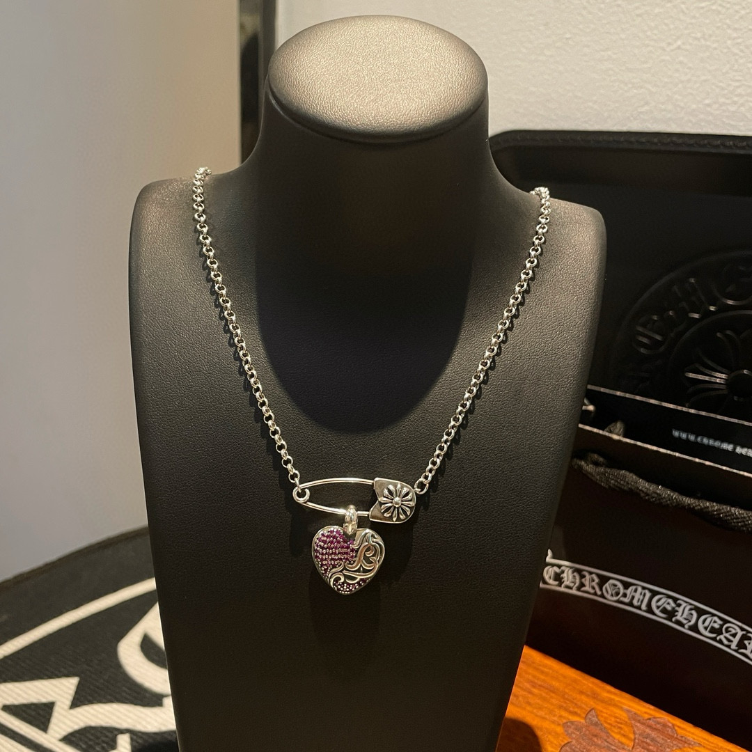 批新款【专柜品质】Chrome Hearts克罗心经典项链 爱心藤花别针吊坠 凹凸造型不同的花纹设计风格