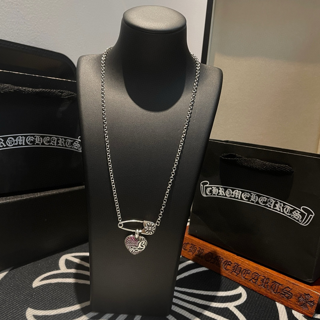 批新款【专柜品质】Chrome Hearts克罗心经典项链 爱心藤花别针吊坠 凹凸造型不同的花纹设计风格