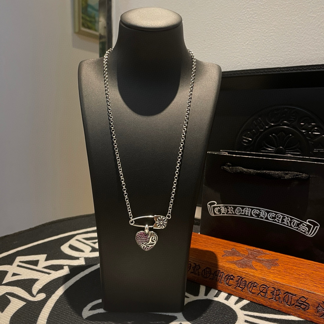 批新款【专柜品质】Chrome Hearts克罗心经典项链 爱心藤花别针吊坠 凹凸造型不同的花纹设计风格