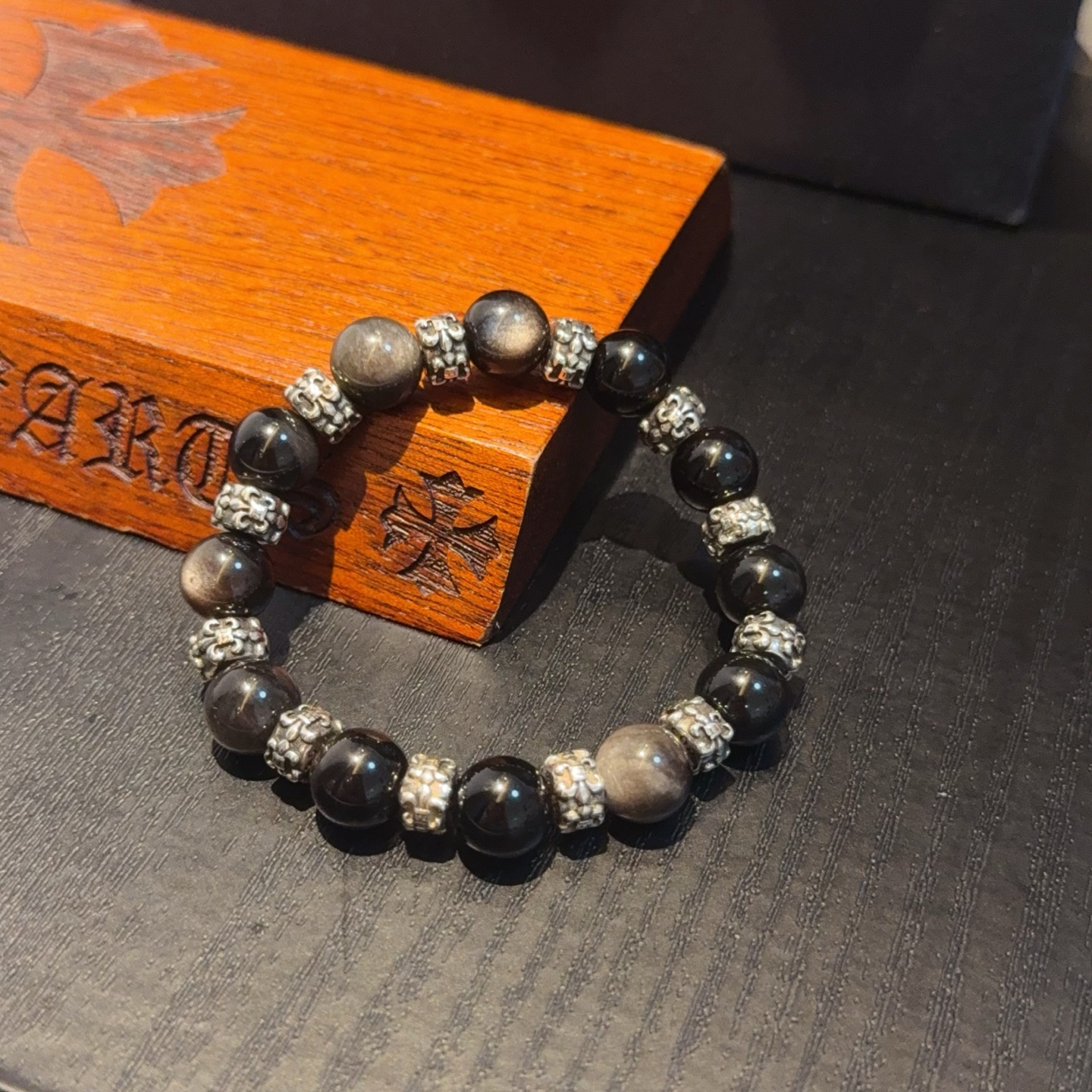  新款【专柜品质】Chrome Hearts克罗心 经典复古多元素手链手串，凹凸造型不同的花纹设计风格 