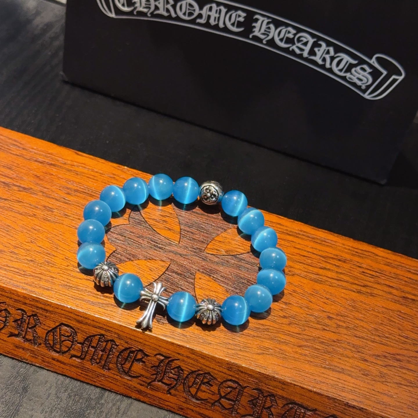  新款【专柜品质】Chrome Hearts克罗心 经典复古多元素海之蓝手链手串，凹凸造型不同的花纹设计