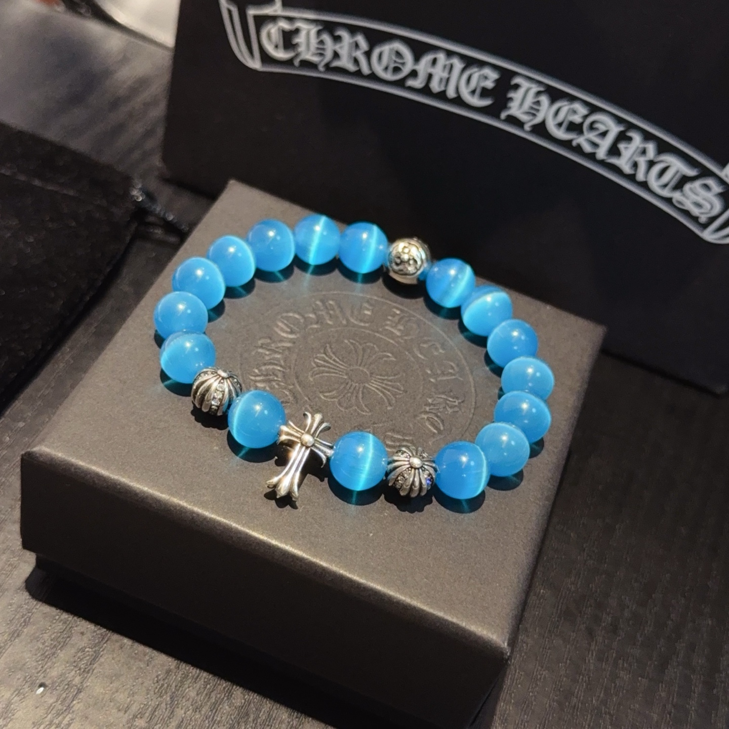  新款【专柜品质】Chrome Hearts克罗心 经典复古多元素海之蓝手链手串，凹凸造型不同的花纹设计