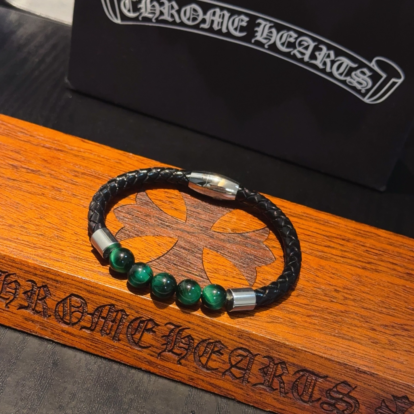  新款【专柜品质】Chrome Hearts克罗心绿虎眼石皮绳手镯手绳，凹凸造型不同的花纹设计风格呈现出