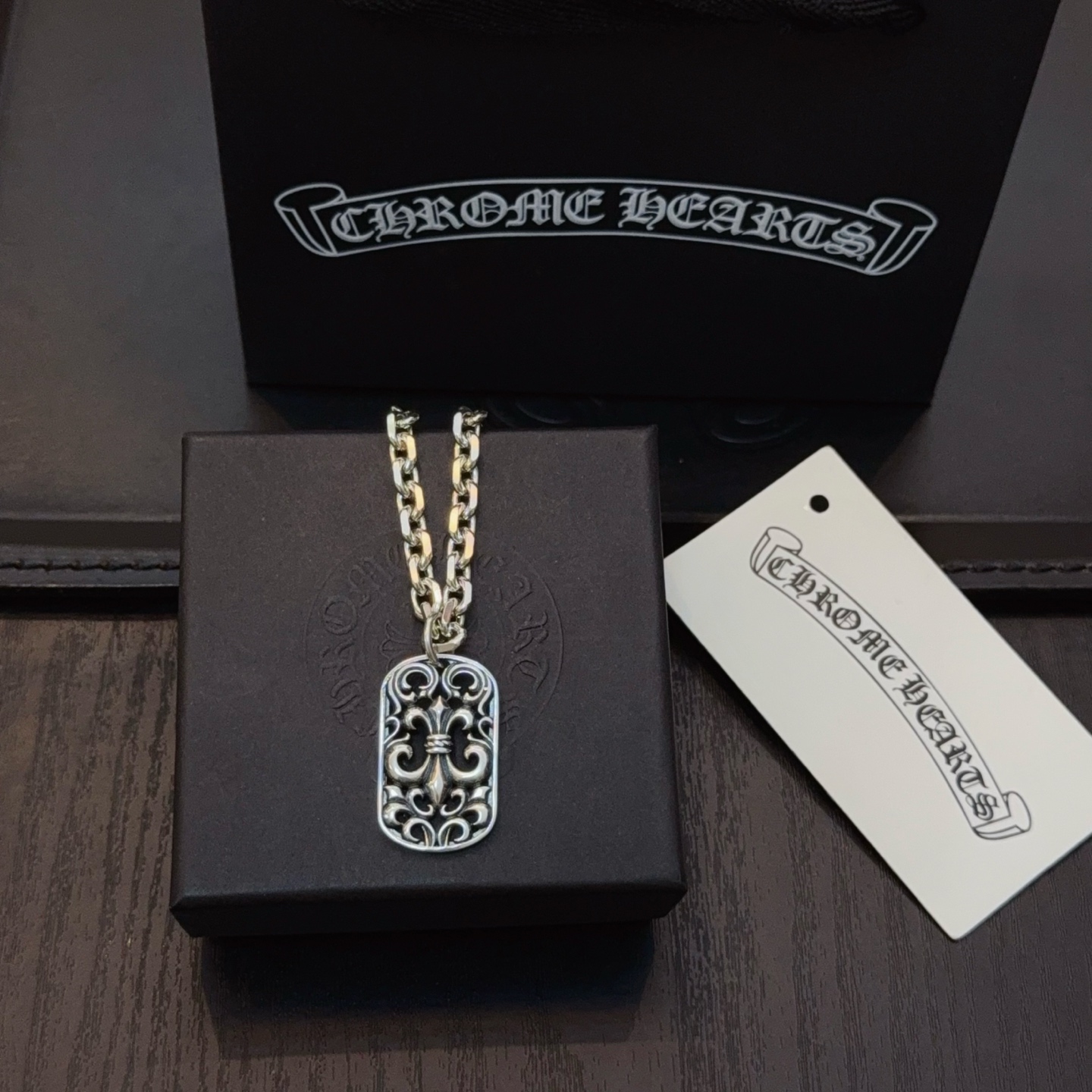  新款【专柜品质】Chrome Hearts克罗心经典项链，方牌童军花吊坠 凹凸造型不同的花纹设计风格 