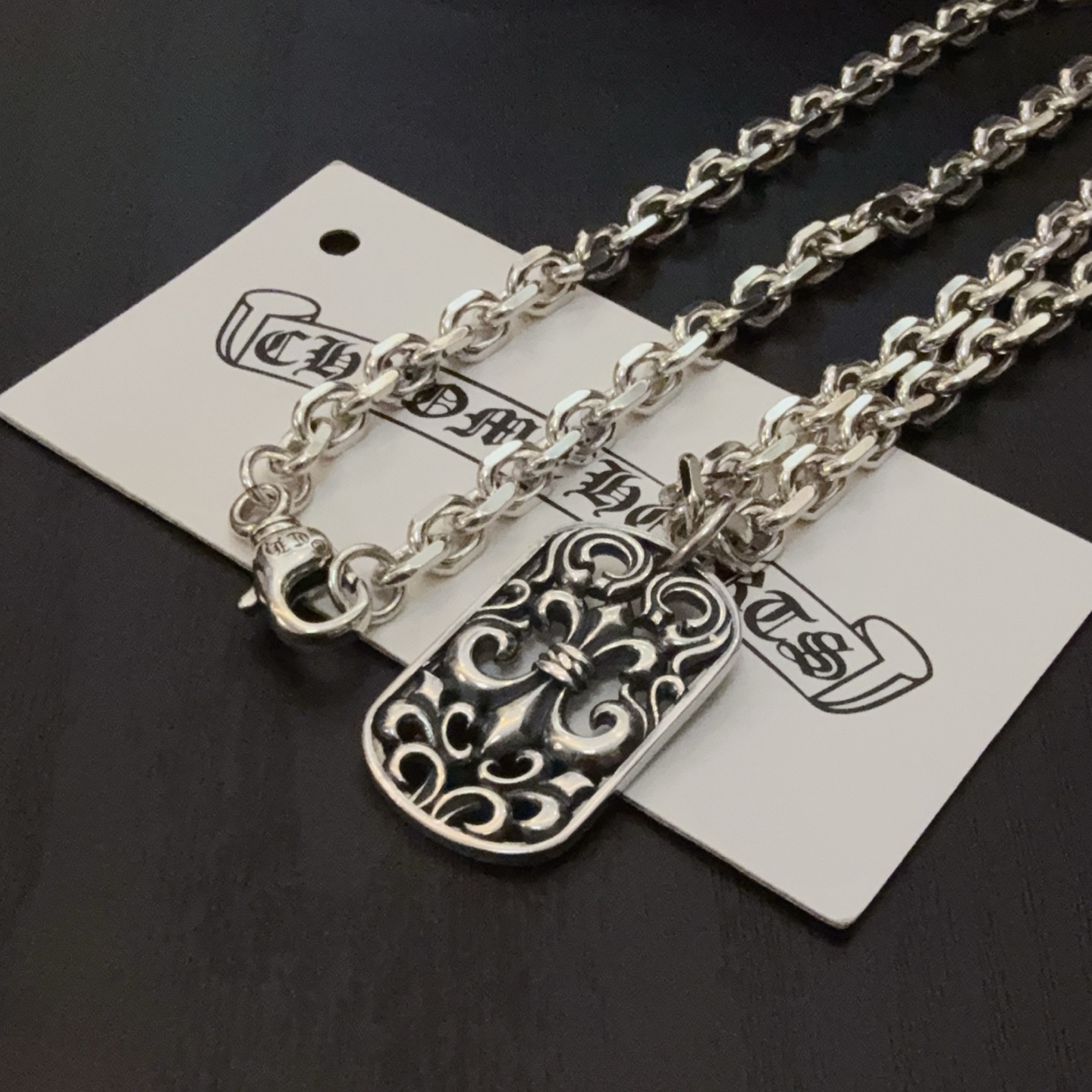  新款【专柜品质】Chrome Hearts克罗心经典项链，方牌童军花吊坠 凹凸造型不同的花纹设计风格 