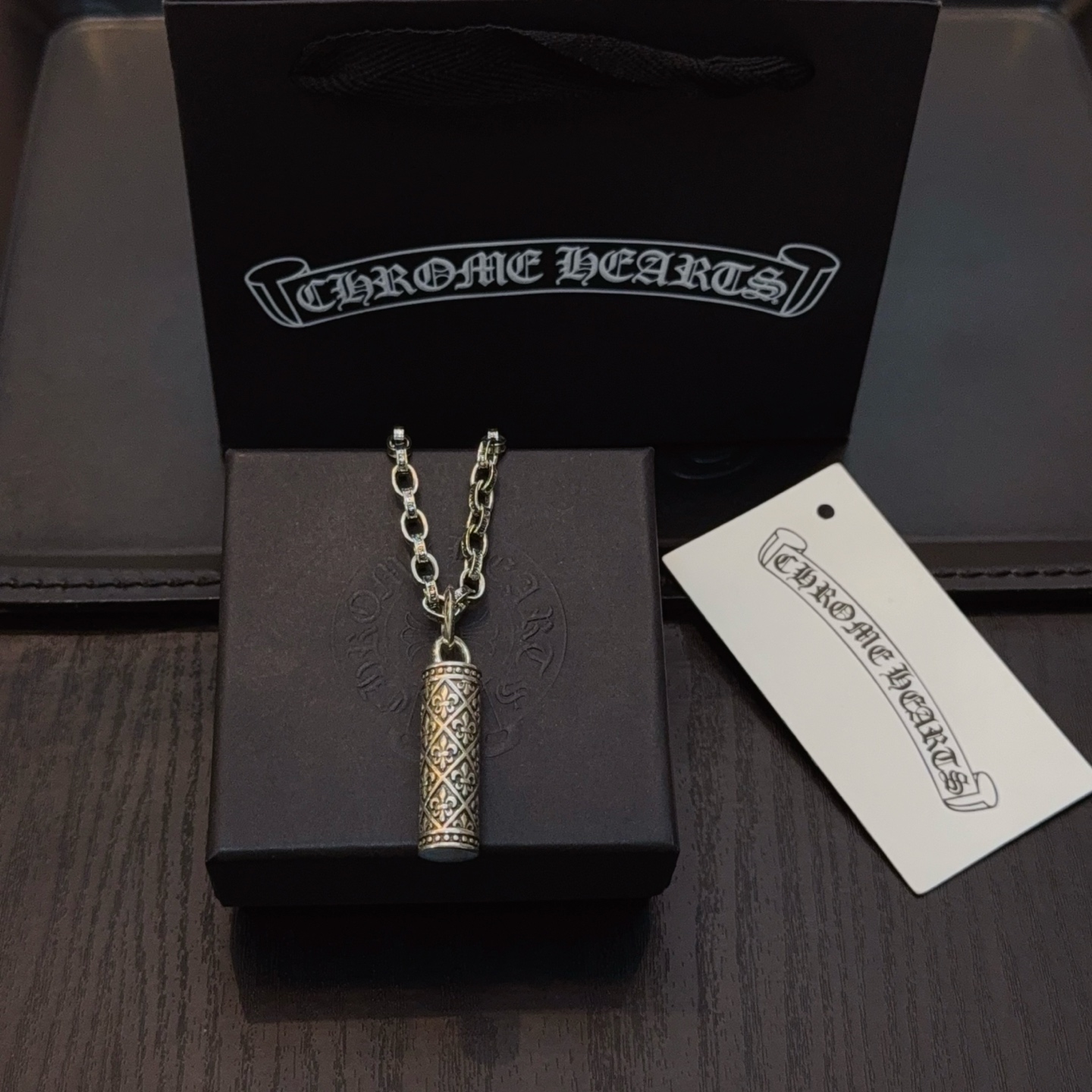  新款【专柜品质】Chrome Hearts克罗心经典复古字母项链，童军花圆柱吊坠 凹凸造型不同的花纹设