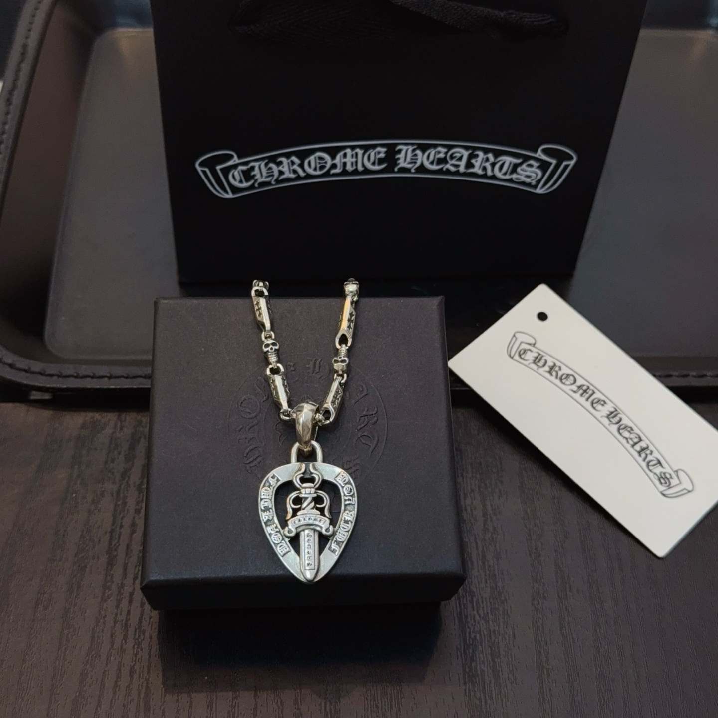  新款【专柜品质】Chrome Hearts克罗心经典骷髅头项链，心型宝剑吊坠 凹凸造型不同的花纹设计风