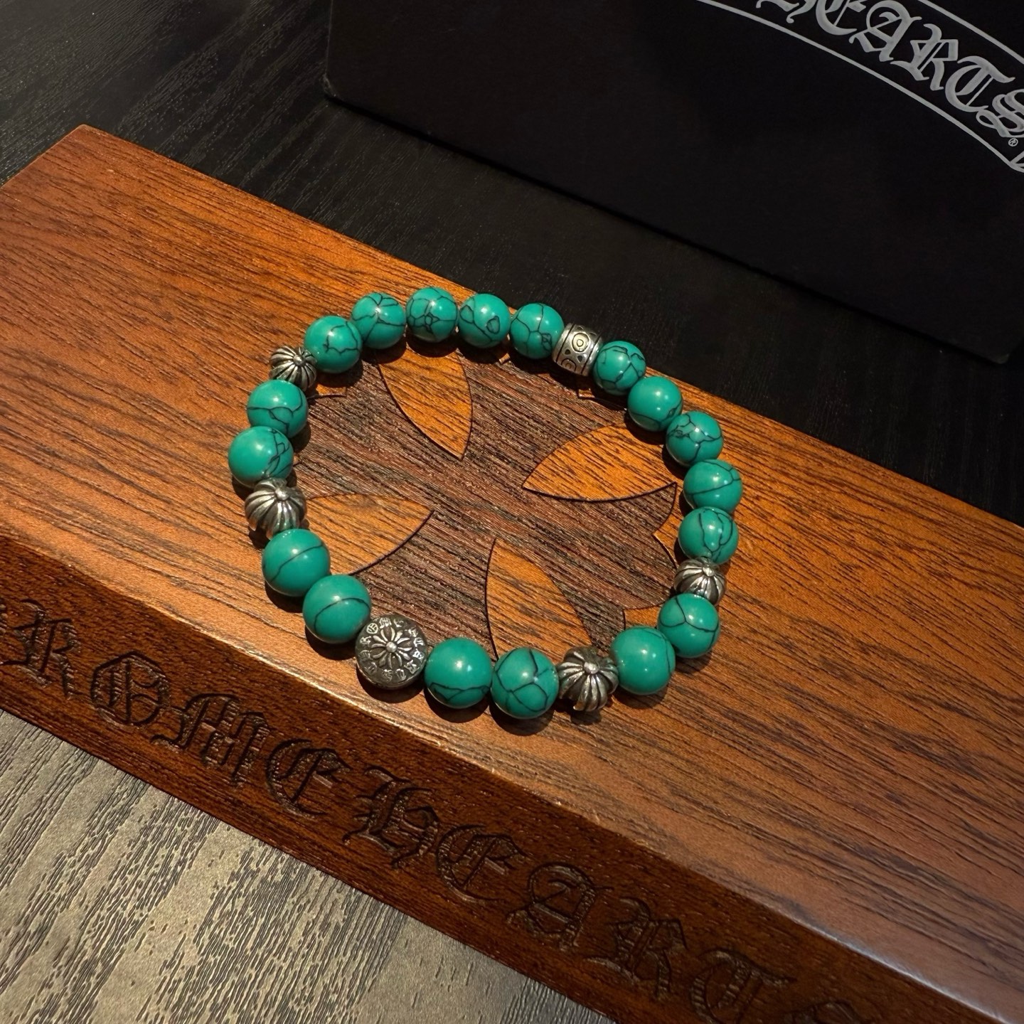  新款【专柜品质】Chrome Hearts克罗心 经典复古多元素绿松石手链手串，凹凸造型不同的花纹设计