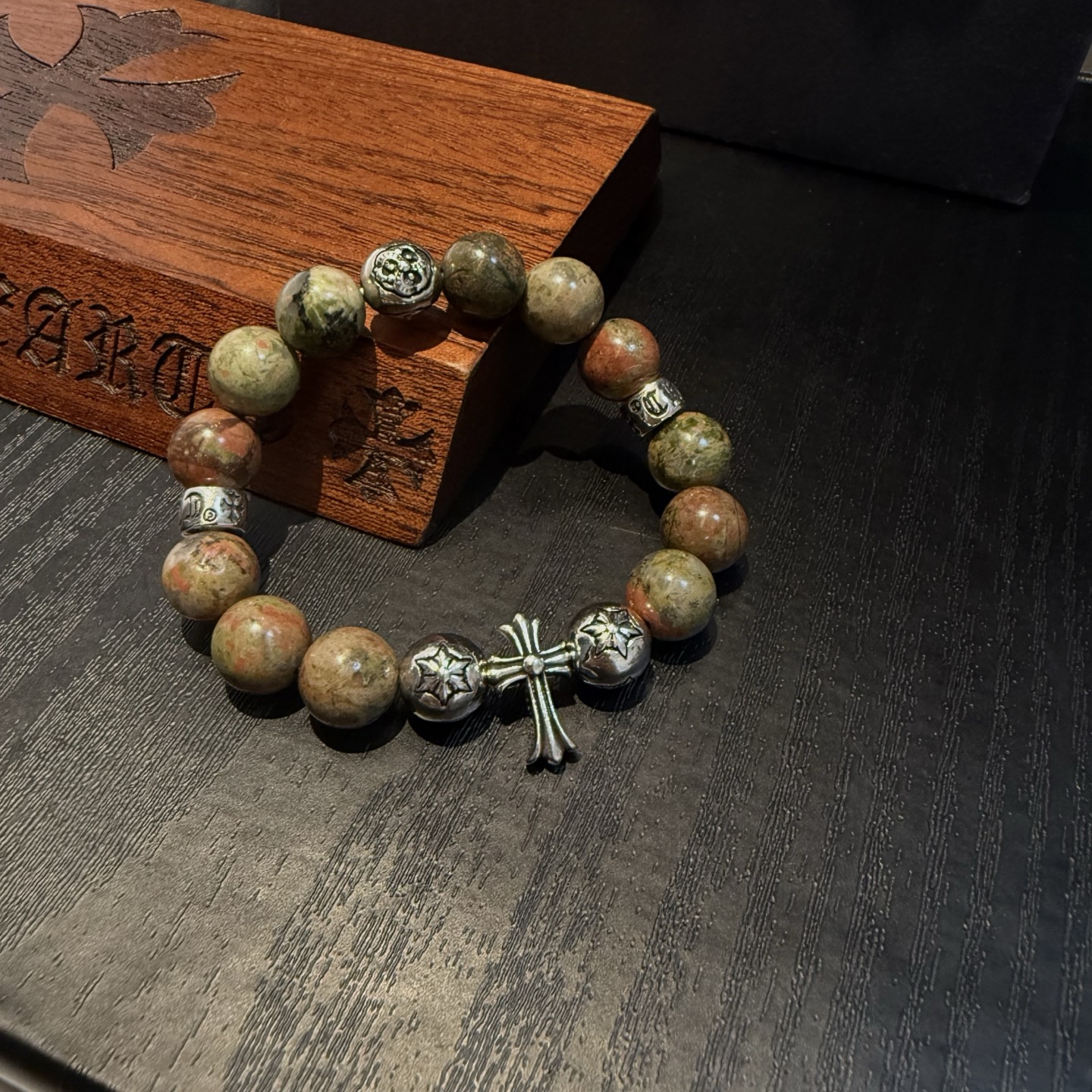  新款【专柜品质】Chrome Hearts克罗心 经典复古多元素手链手串，凹凸造型不同的花纹设计风格 