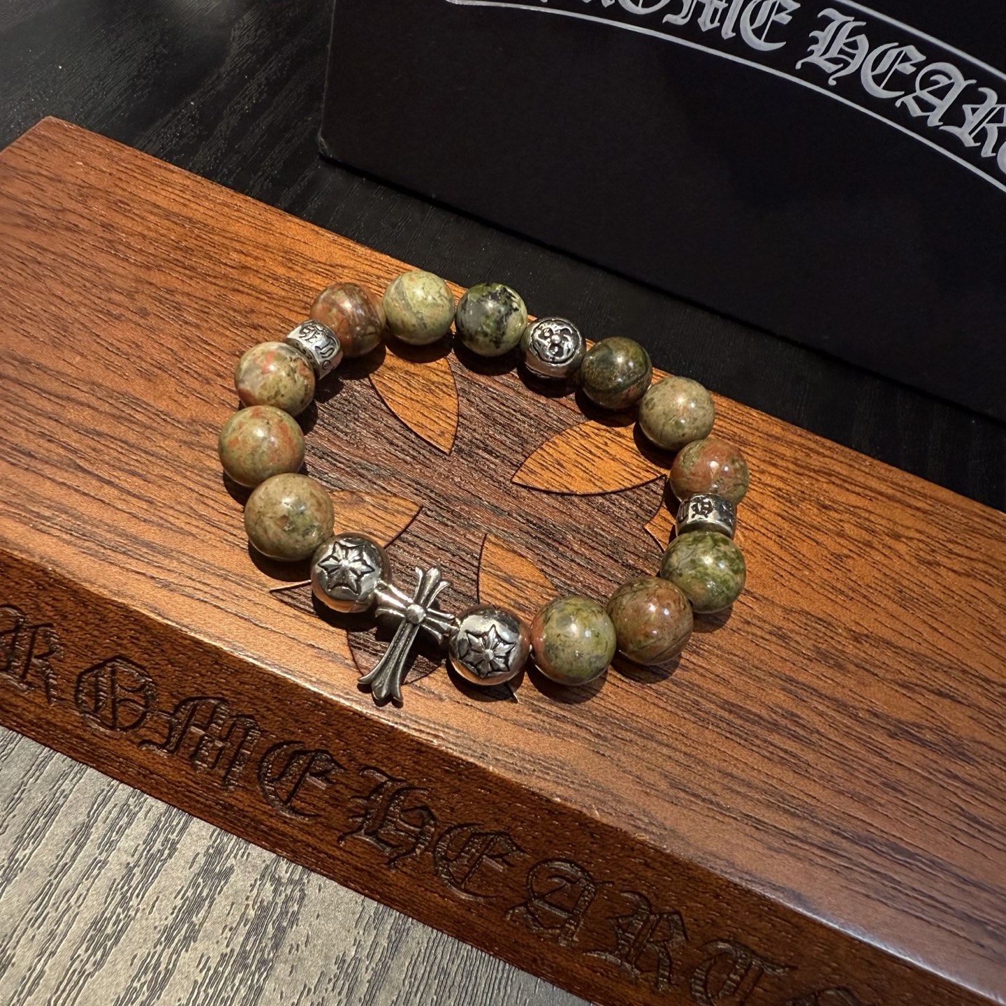  新款【专柜品质】Chrome Hearts克罗心 经典复古多元素手链手串，凹凸造型不同的花纹设计风格 