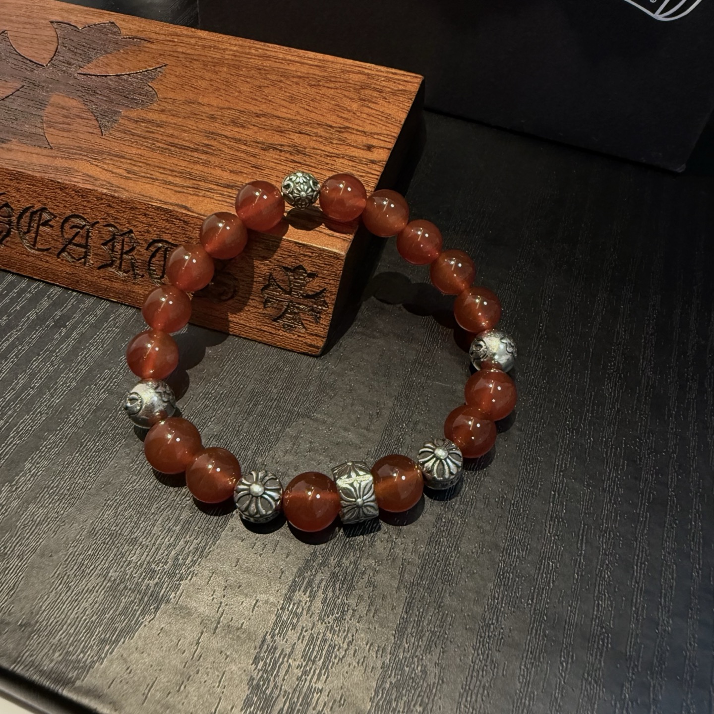  新款【专柜品质】Chrome Hearts克罗心 经典复古多元素手链手串，凹凸造型不同的花纹设计风格 