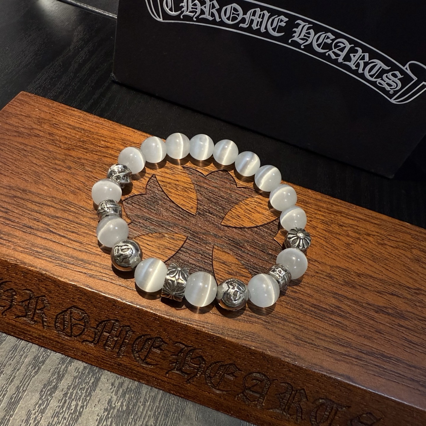  新款【专柜品质】Chrome Hearts克罗心 经典复古多元素手链手串，凹凸造型不同的花纹设计风格 