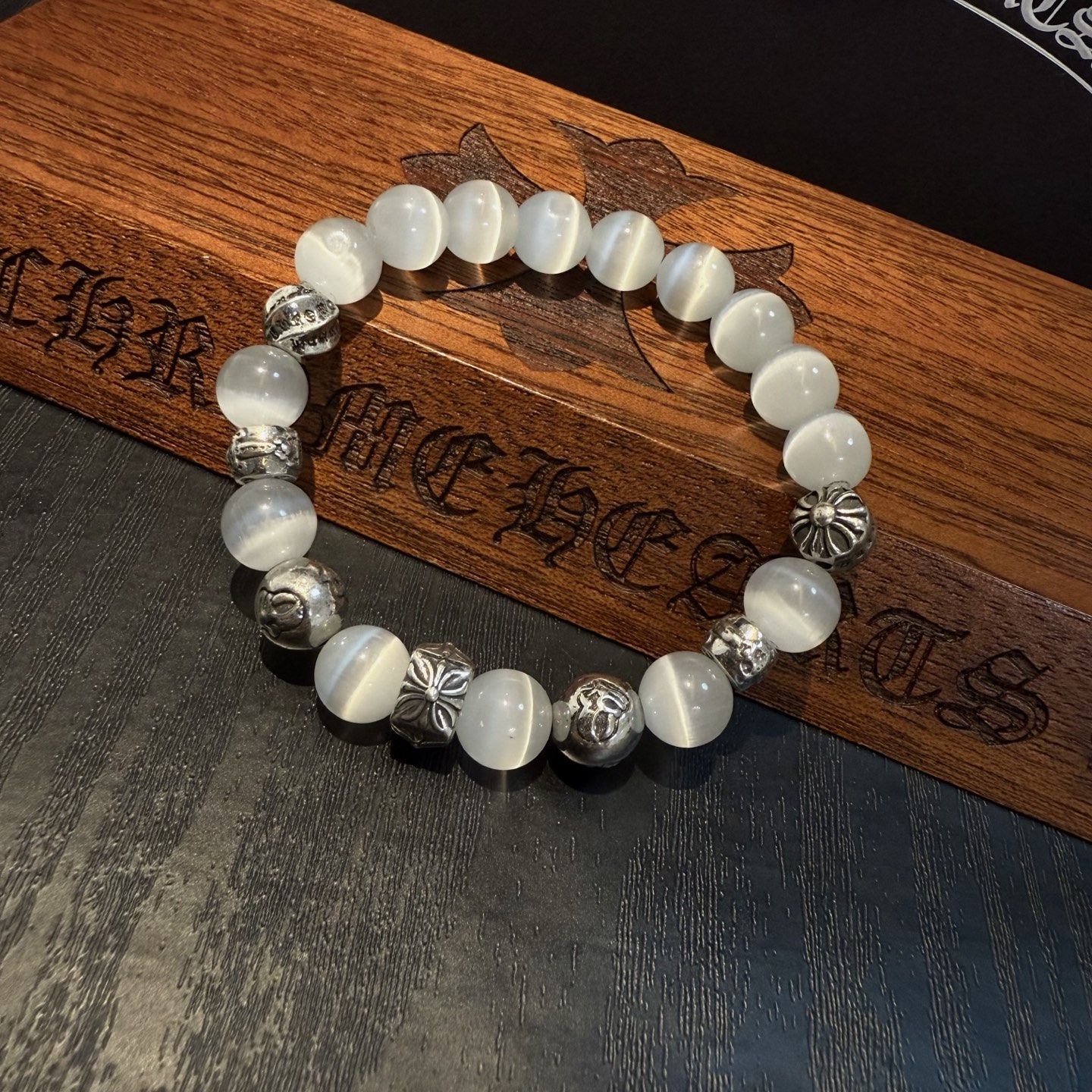  新款【专柜品质】Chrome Hearts克罗心 经典复古多元素手链手串，凹凸造型不同的花纹设计风格 
