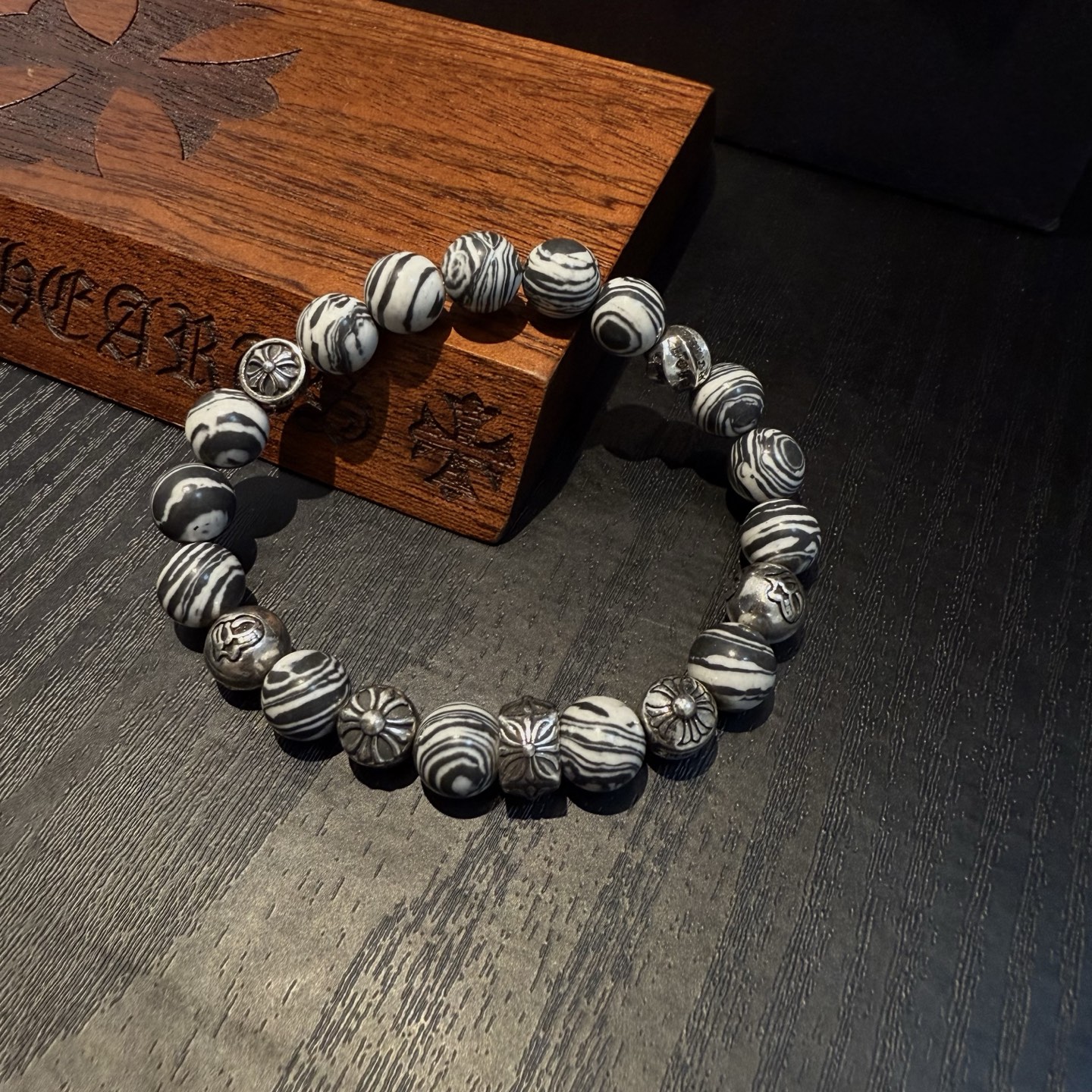  新款【专柜品质】Chrome Hearts克罗心 经典复古多元素手链手串，凹凸造型不同的花纹设计风格 