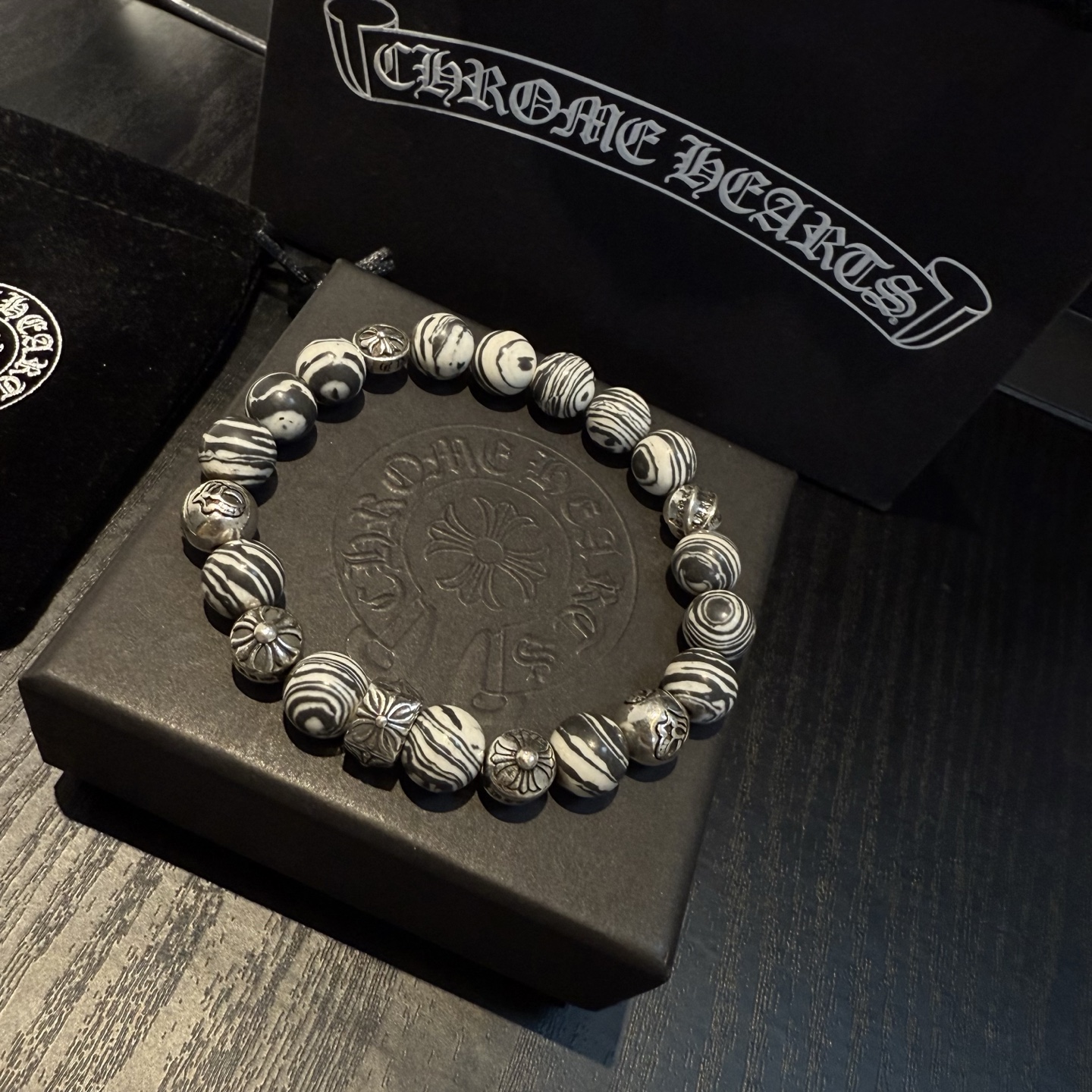  新款【专柜品质】Chrome Hearts克罗心 经典复古多元素手链手串，凹凸造型不同的花纹设计风格 