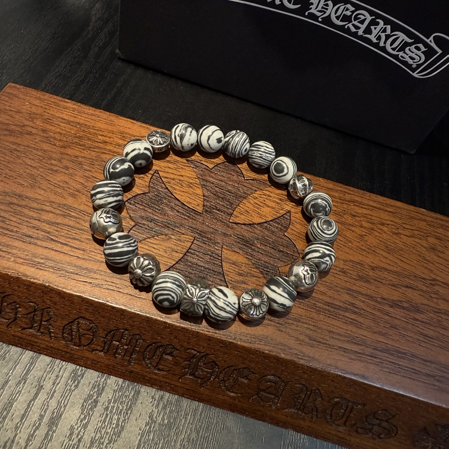  新款【专柜品质】Chrome Hearts克罗心 经典复古多元素手链手串，凹凸造型不同的花纹设计风格 