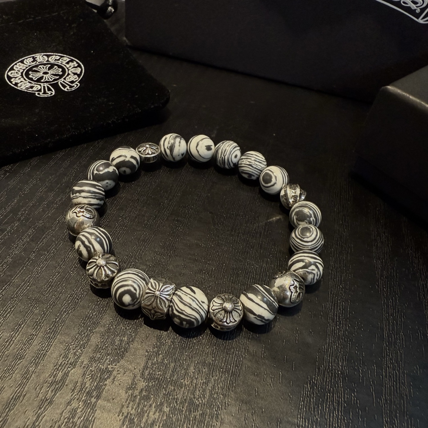  新款【专柜品质】Chrome Hearts克罗心 经典复古多元素手链手串，凹凸造型不同的花纹设计风格 