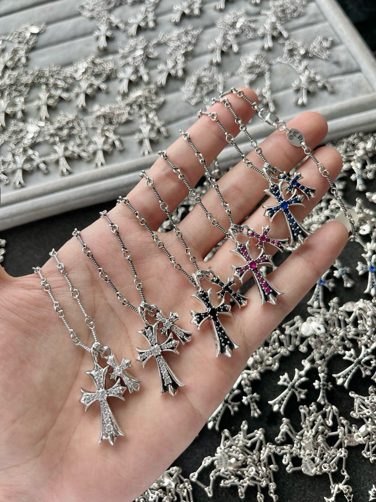 批 𝐂𝐡𝐫𝐨𝐦𝐞 𝐡𝐞𝐚𝐫𝐭𝐬 克罗心蓝钻大小十字架项链
独特的风格设计 经典元素常卖款
潮人必备单品 