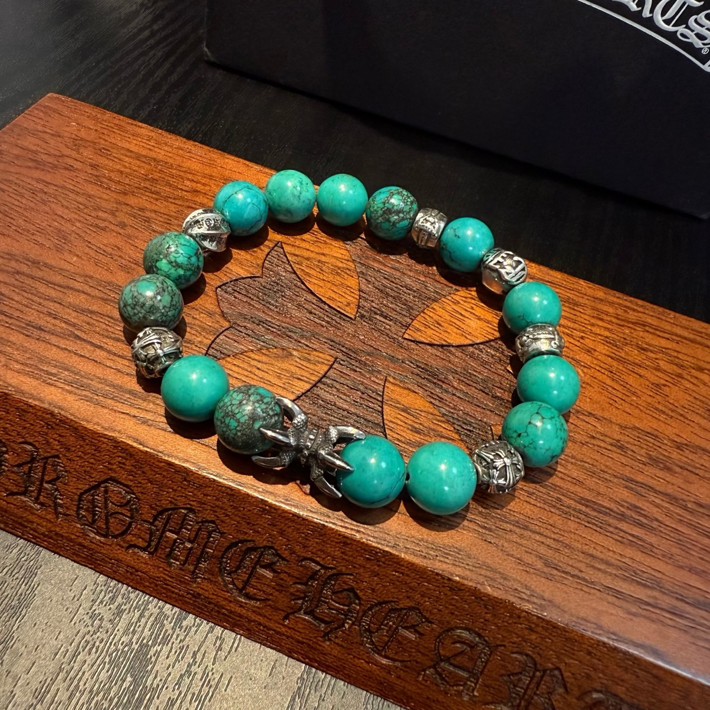 新款【专柜品质】Chrome Hearts克罗心 经典复古多元素绿松石手链手串，凹凸造型不同的花纹设计