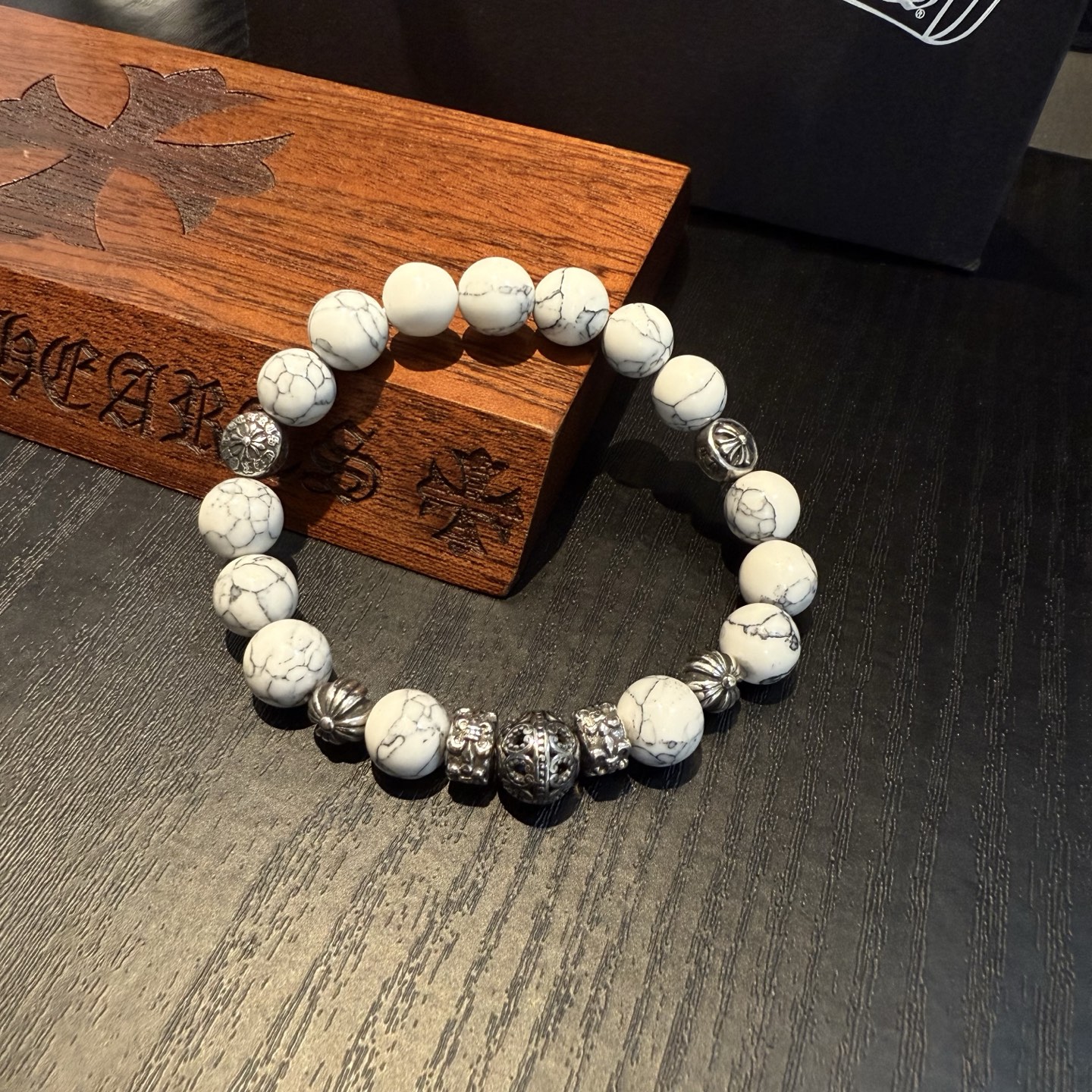  新款【专柜品质】Chrome Hearts克罗心 经典复古多元素手链手串，凹凸造型不同的花纹设计风格 