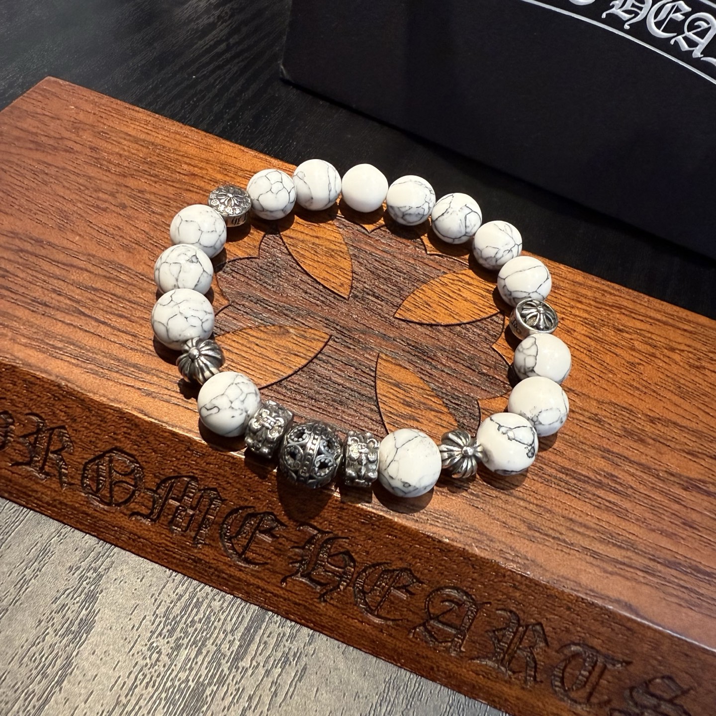  新款【专柜品质】Chrome Hearts克罗心 经典复古多元素手链手串，凹凸造型不同的花纹设计风格 
