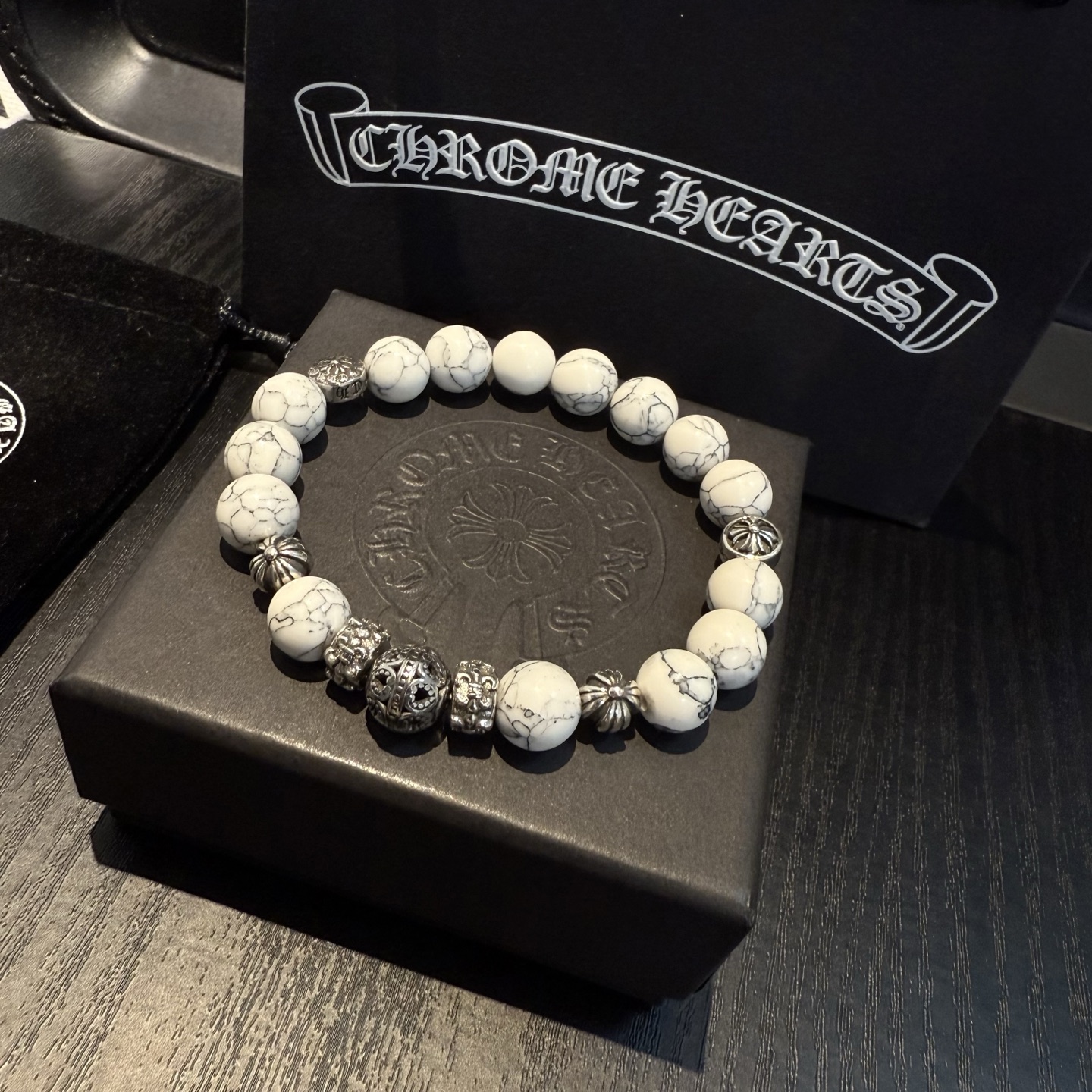  新款【专柜品质】Chrome Hearts克罗心 经典复古多元素手链手串，凹凸造型不同的花纹设计风格 