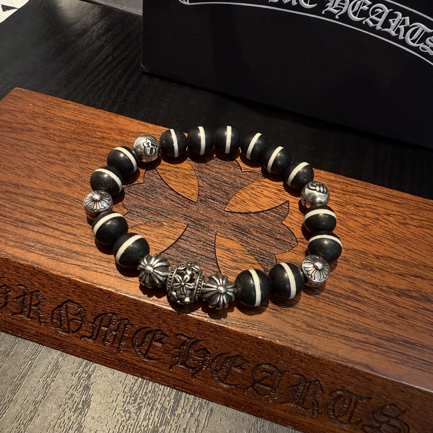  新款【专柜品质】Chrome Hearts克罗心 经典复古多元素手链手串，凹凸造型不同的花纹设计风格 